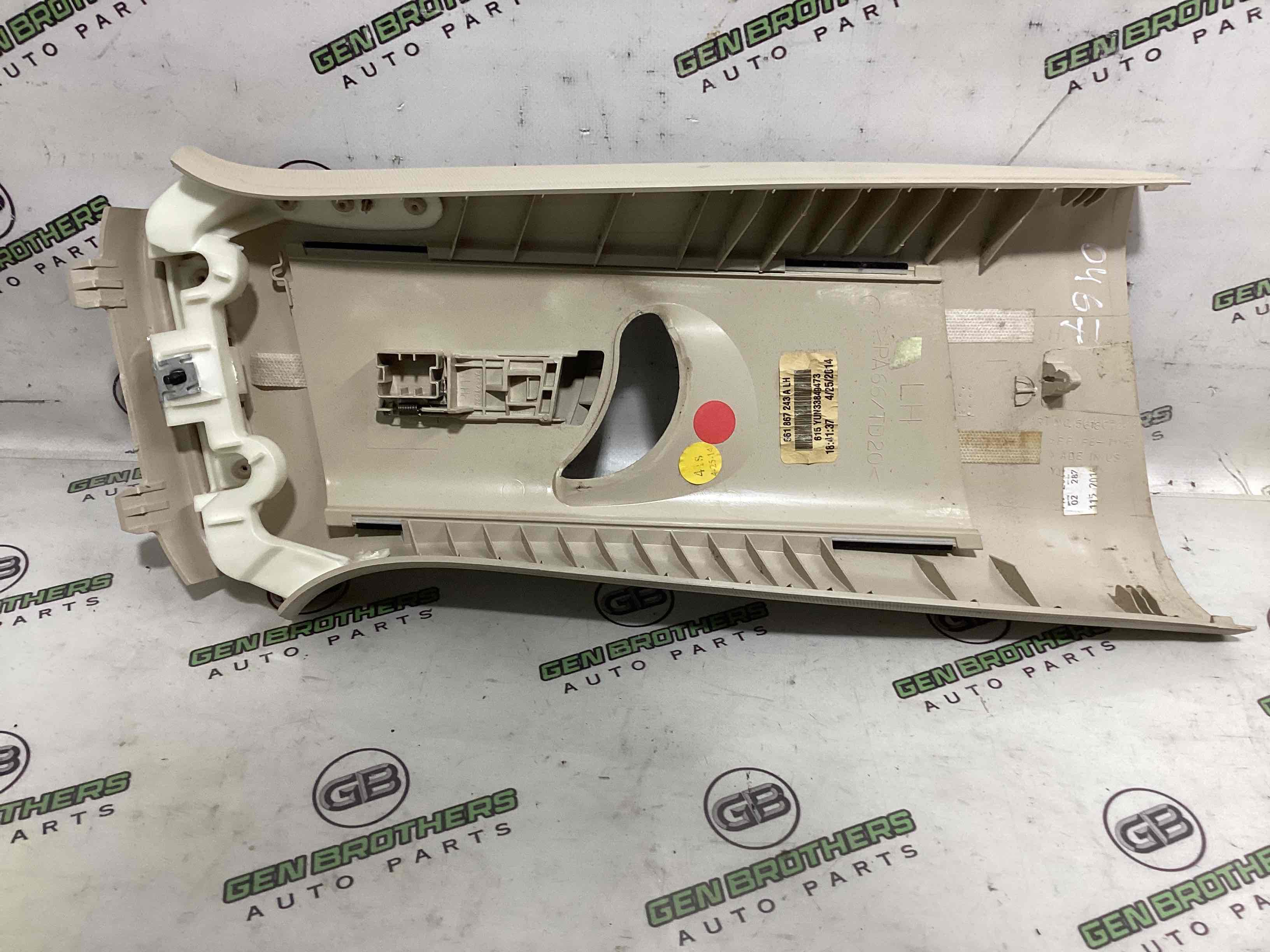 Обшивка центральної стійки ліва