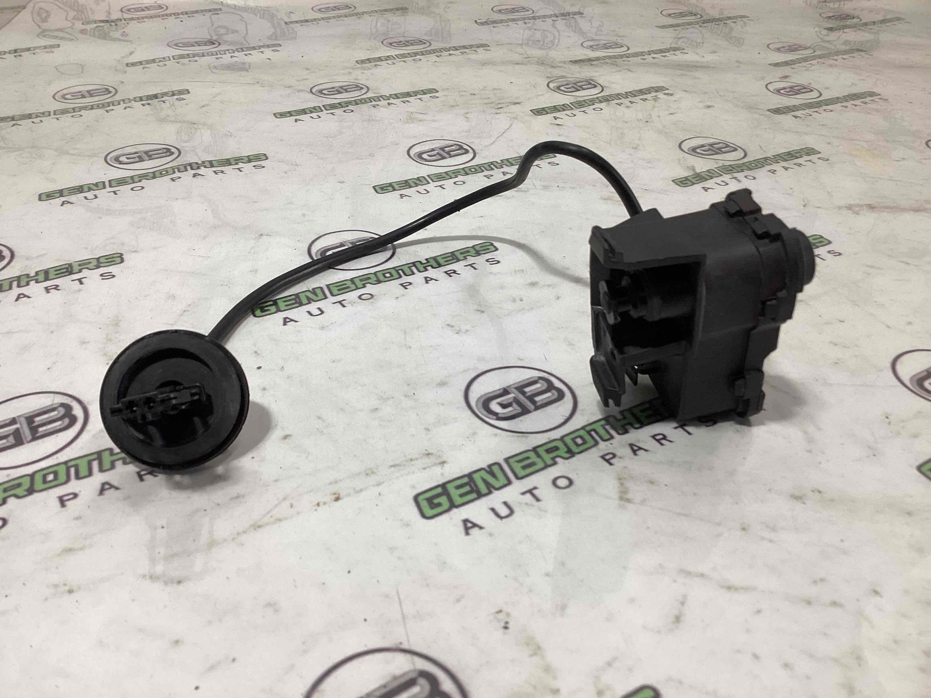 Замок лючка бензобака