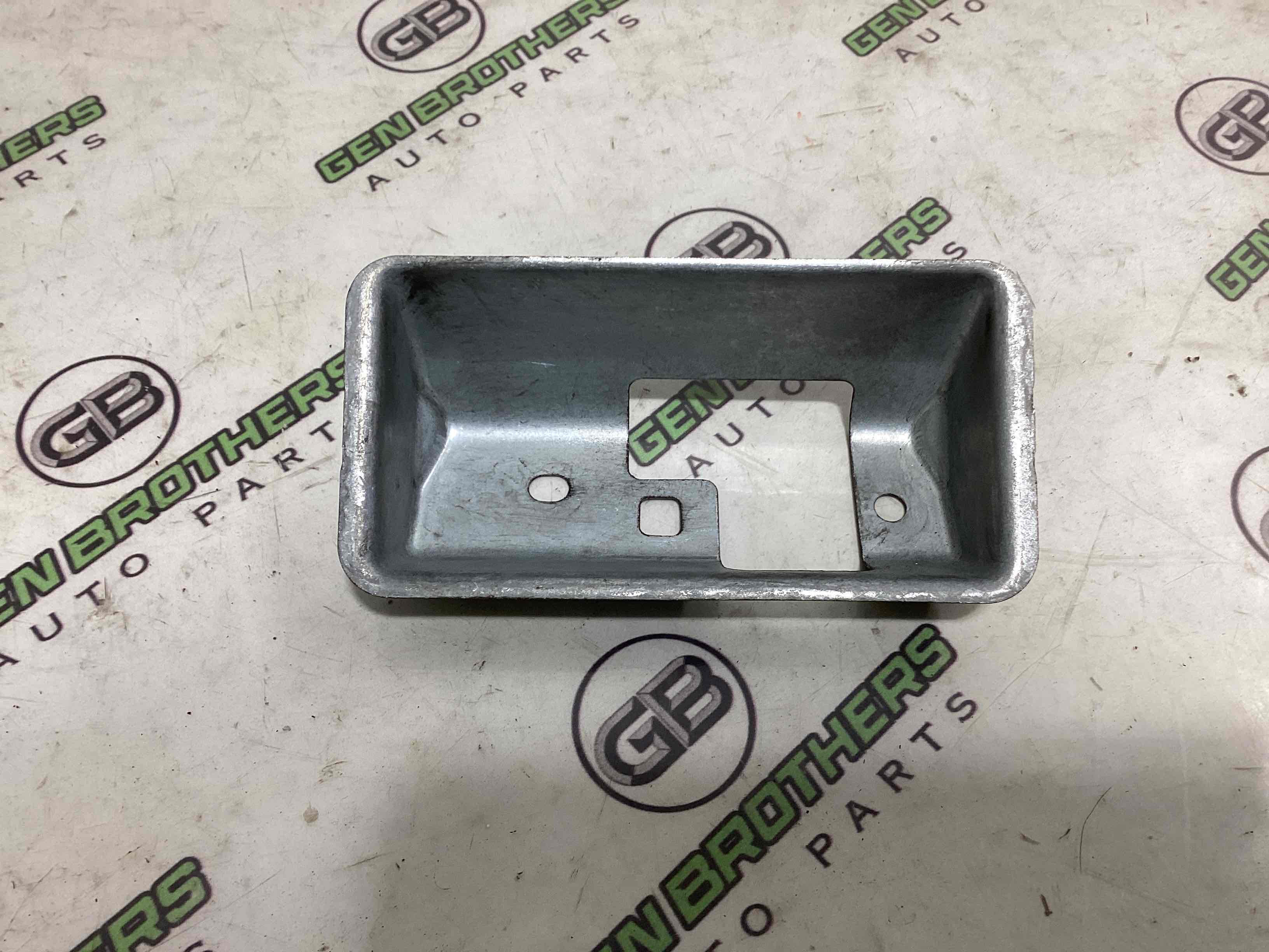 Кронштейн ручки дверей