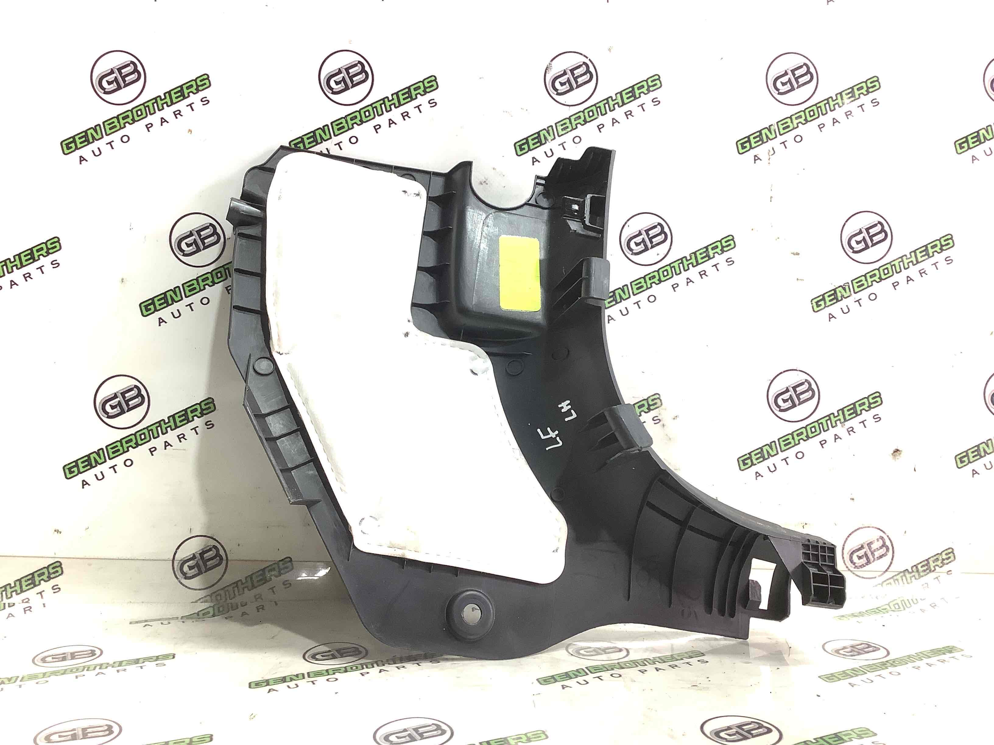 Обшивка передньої стійки ліва