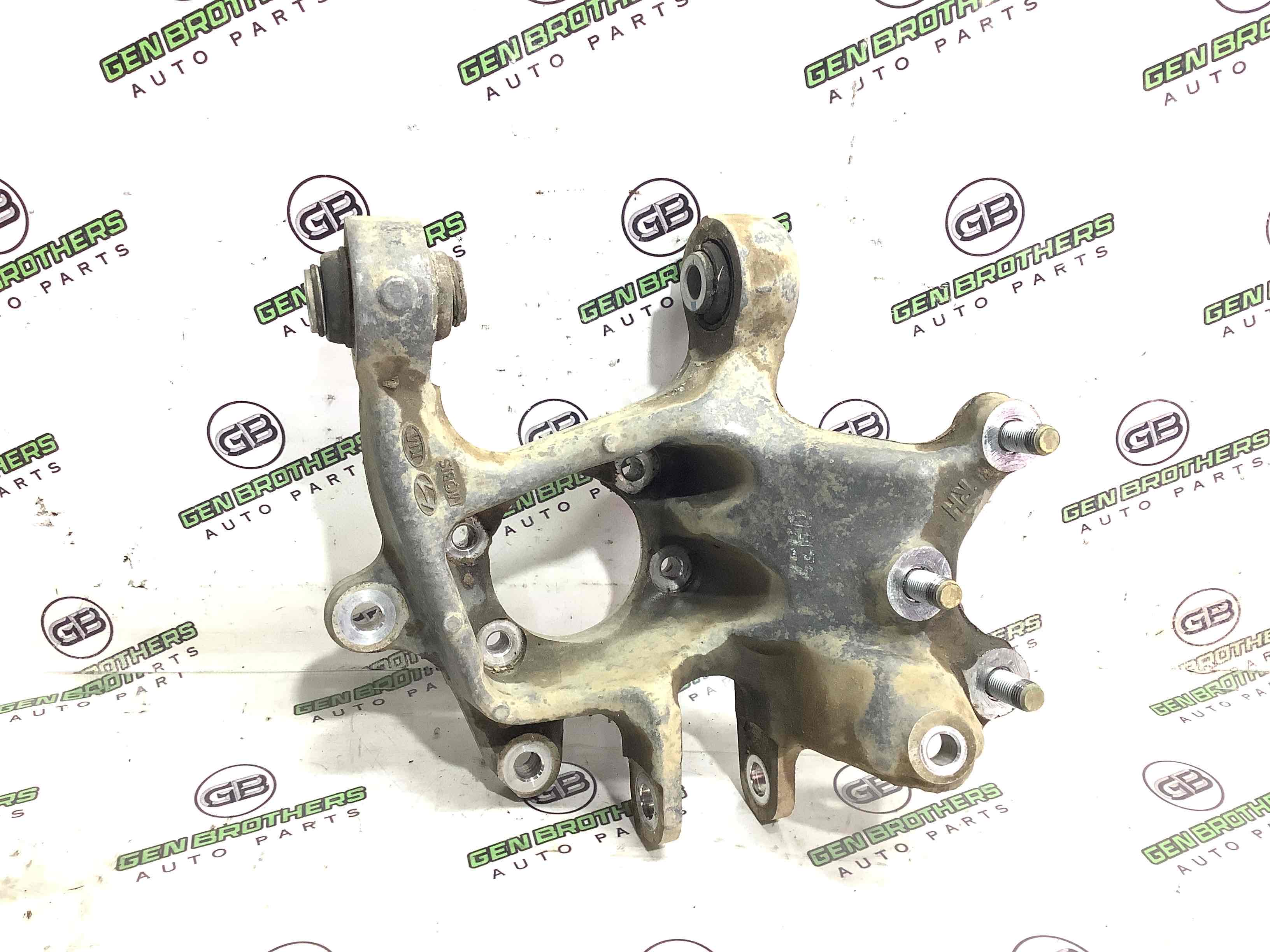 Кулак задній правий