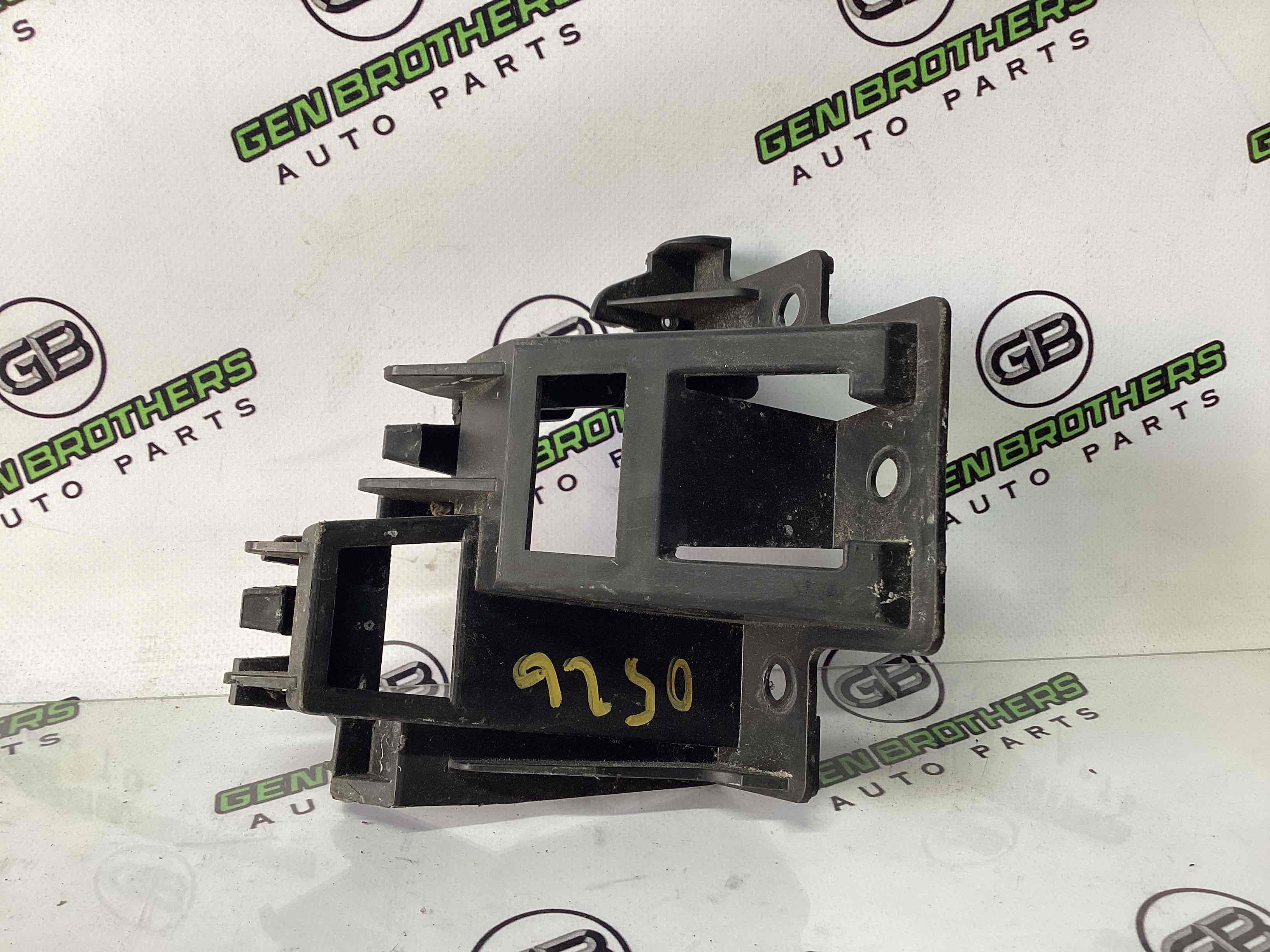 Кріплення заднього бампера праве