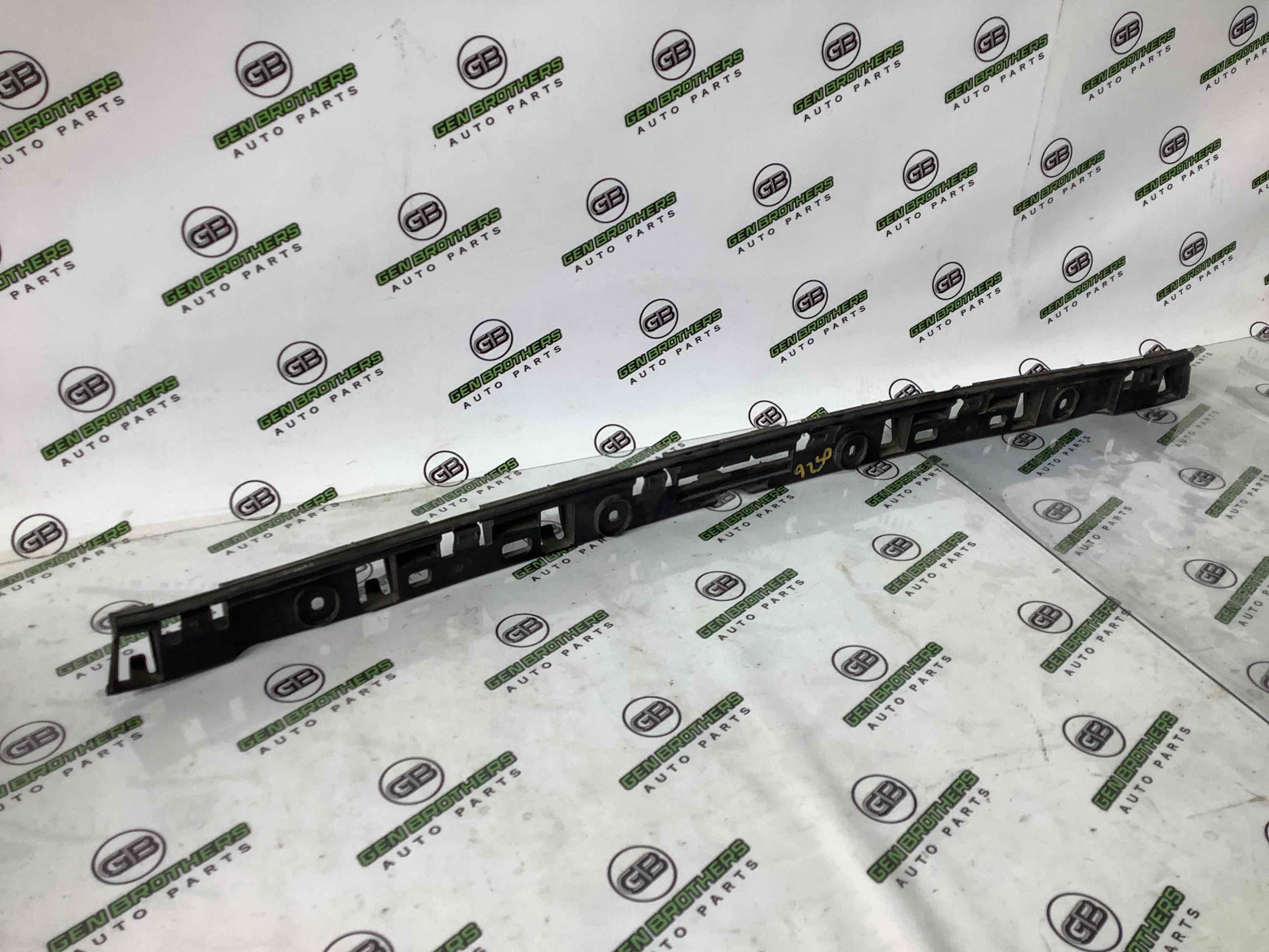 Кріплення заднього бампера центральне