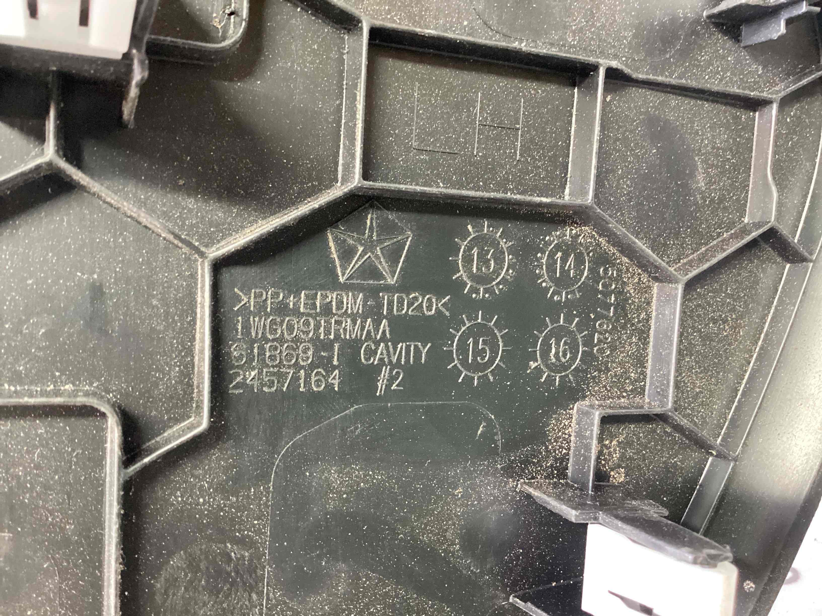 Обшивка панелі приладів торпедо