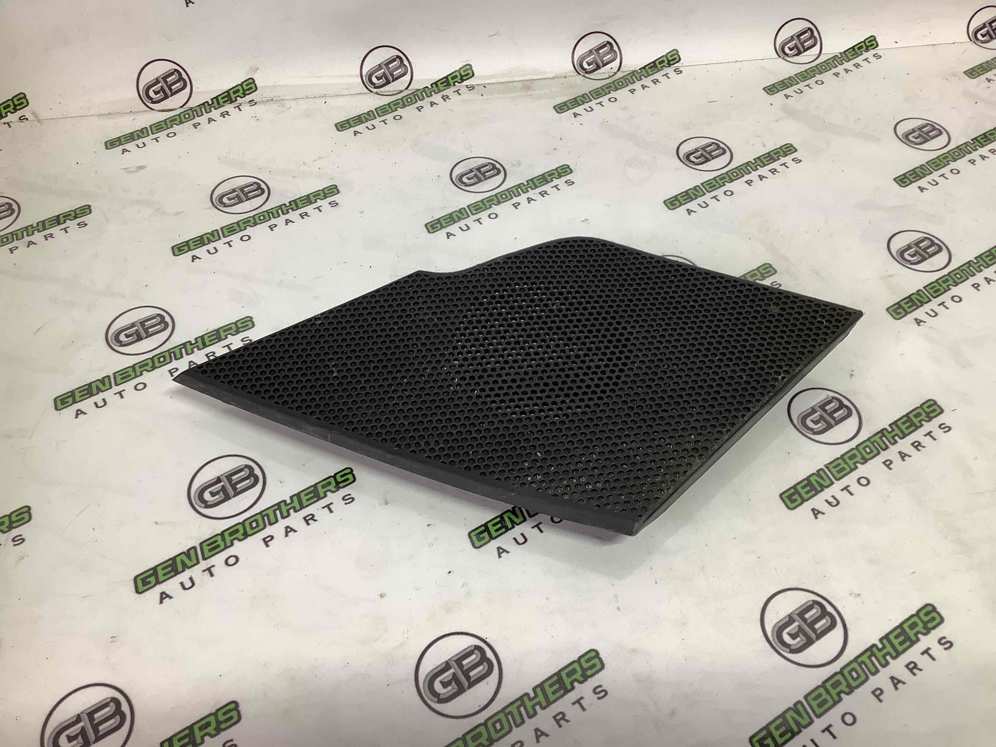 Обшивка панелі приладів торпедо