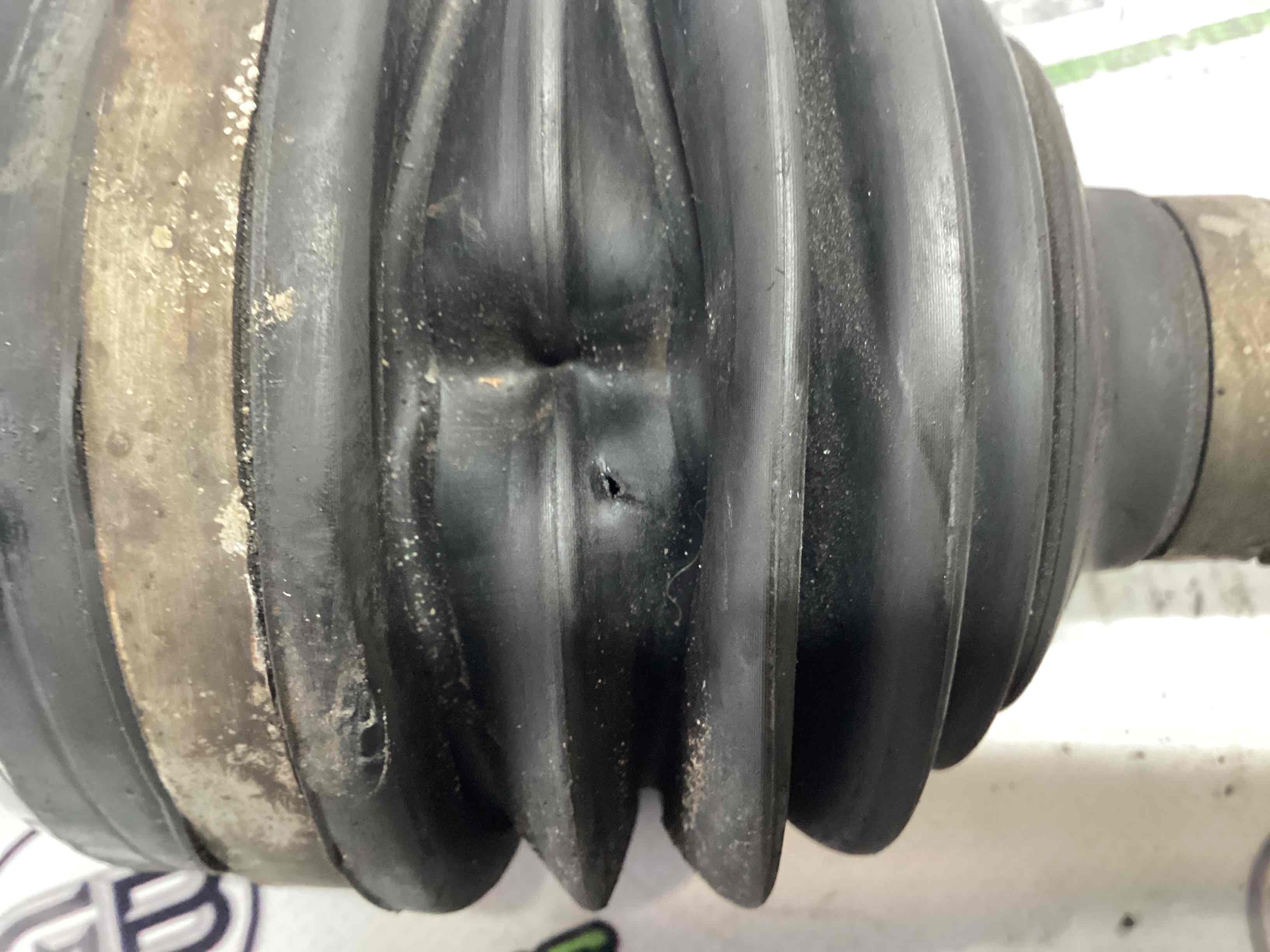 Піввісь передня права (привідний вал, ШРУС)