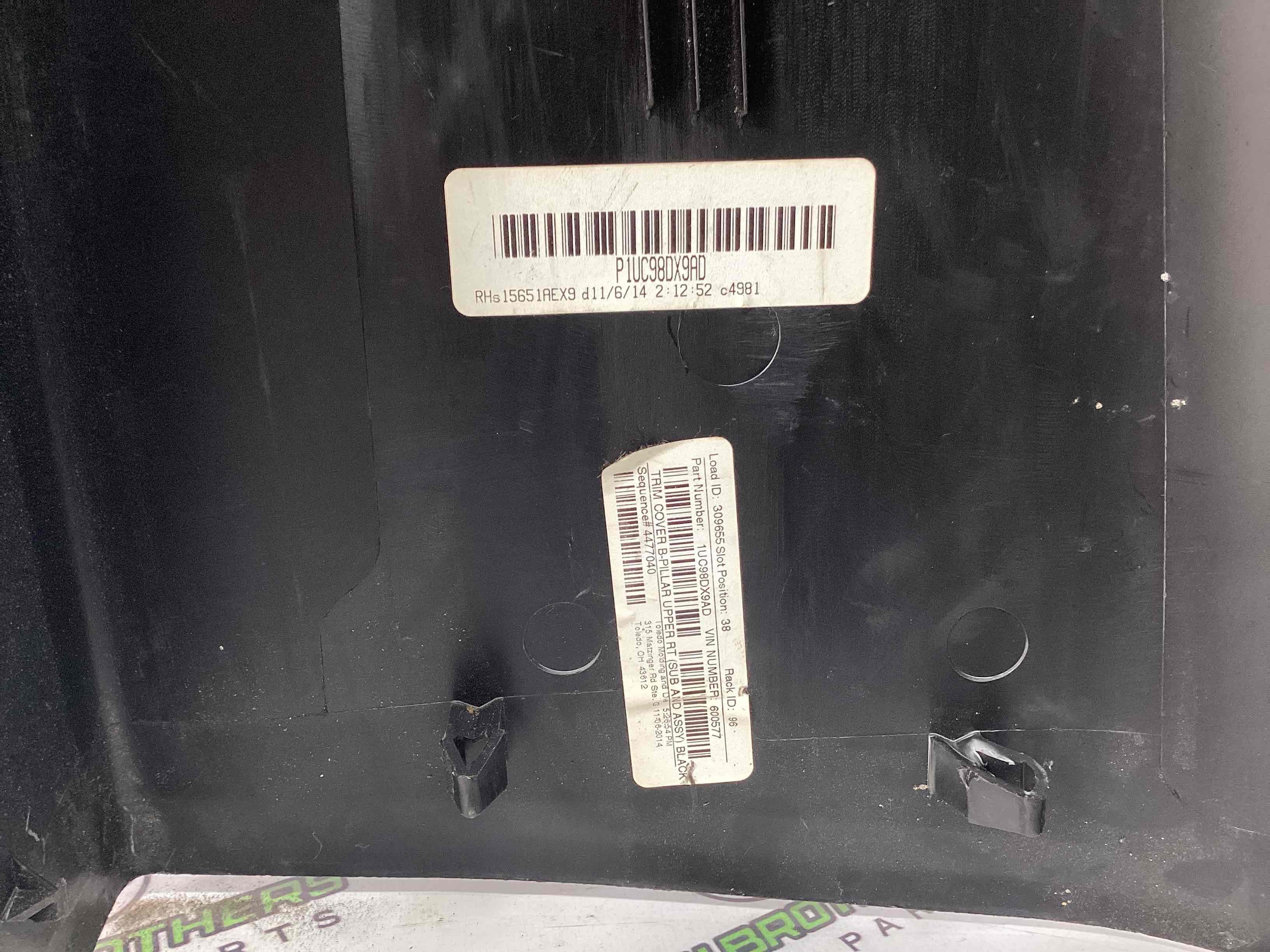 Обшивка центральної стійки права