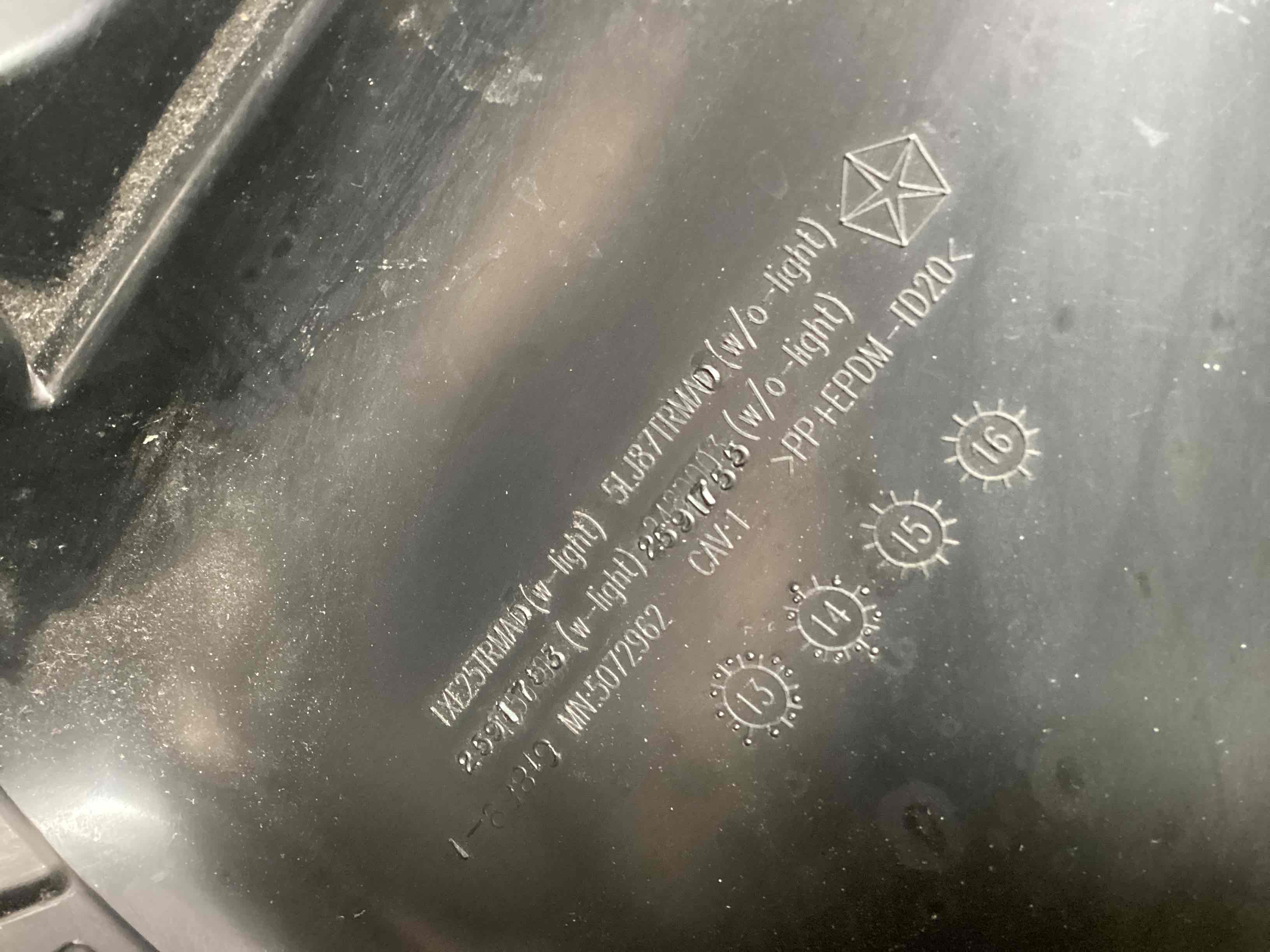 Обшивка панелі приладів торпедо