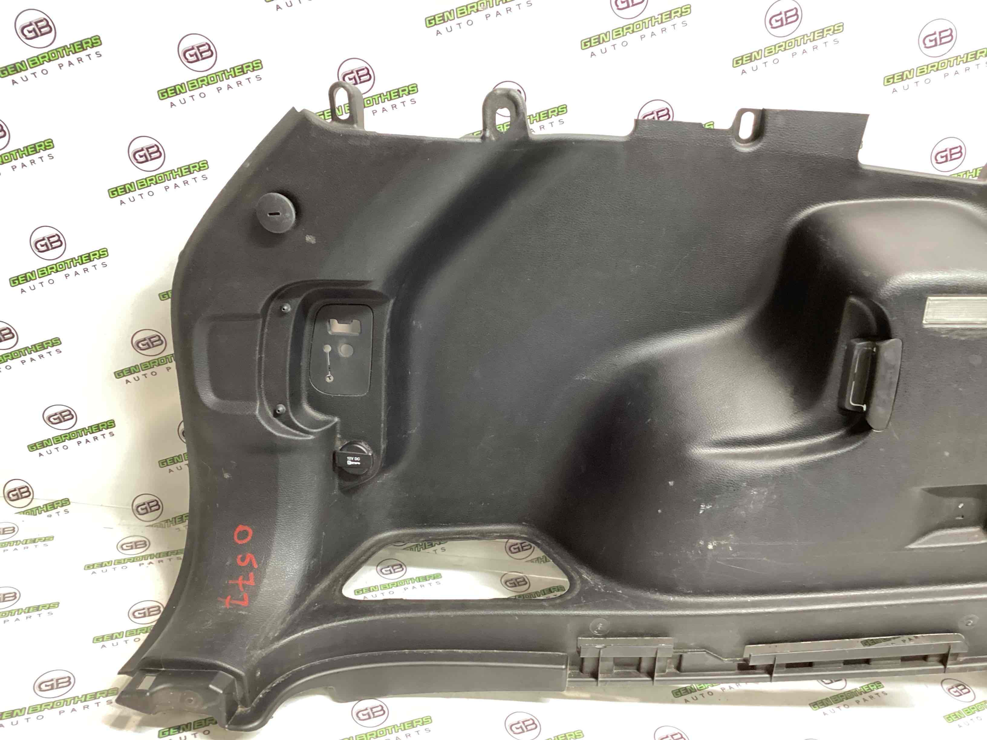 Елементи оздоблення багажника