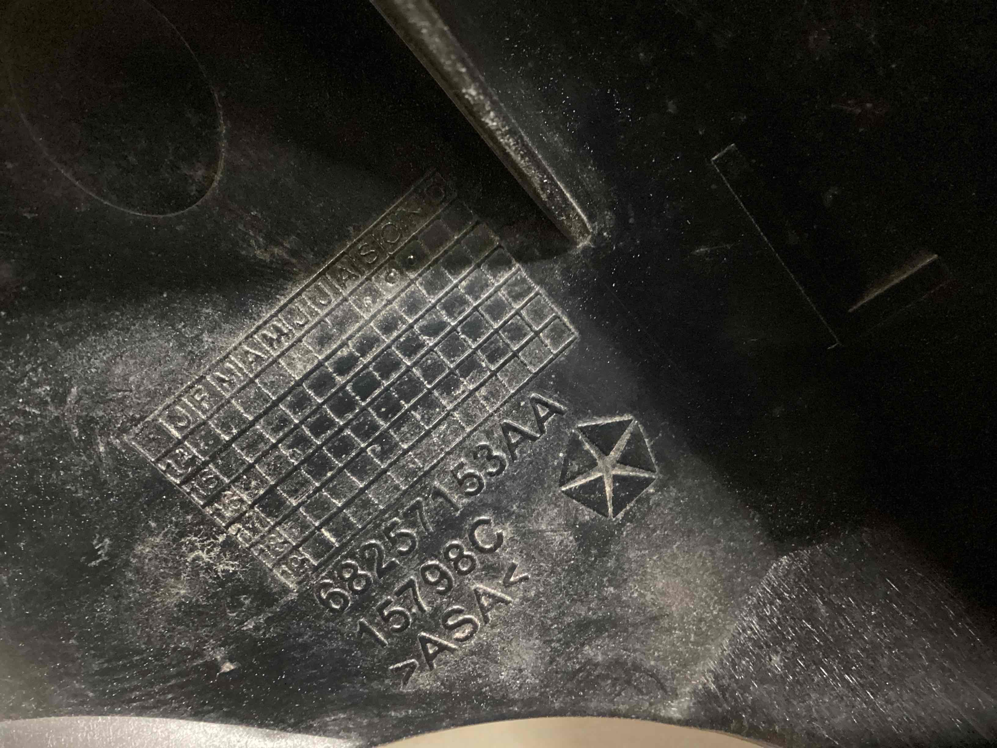 Кріплення заднього бампера ліве