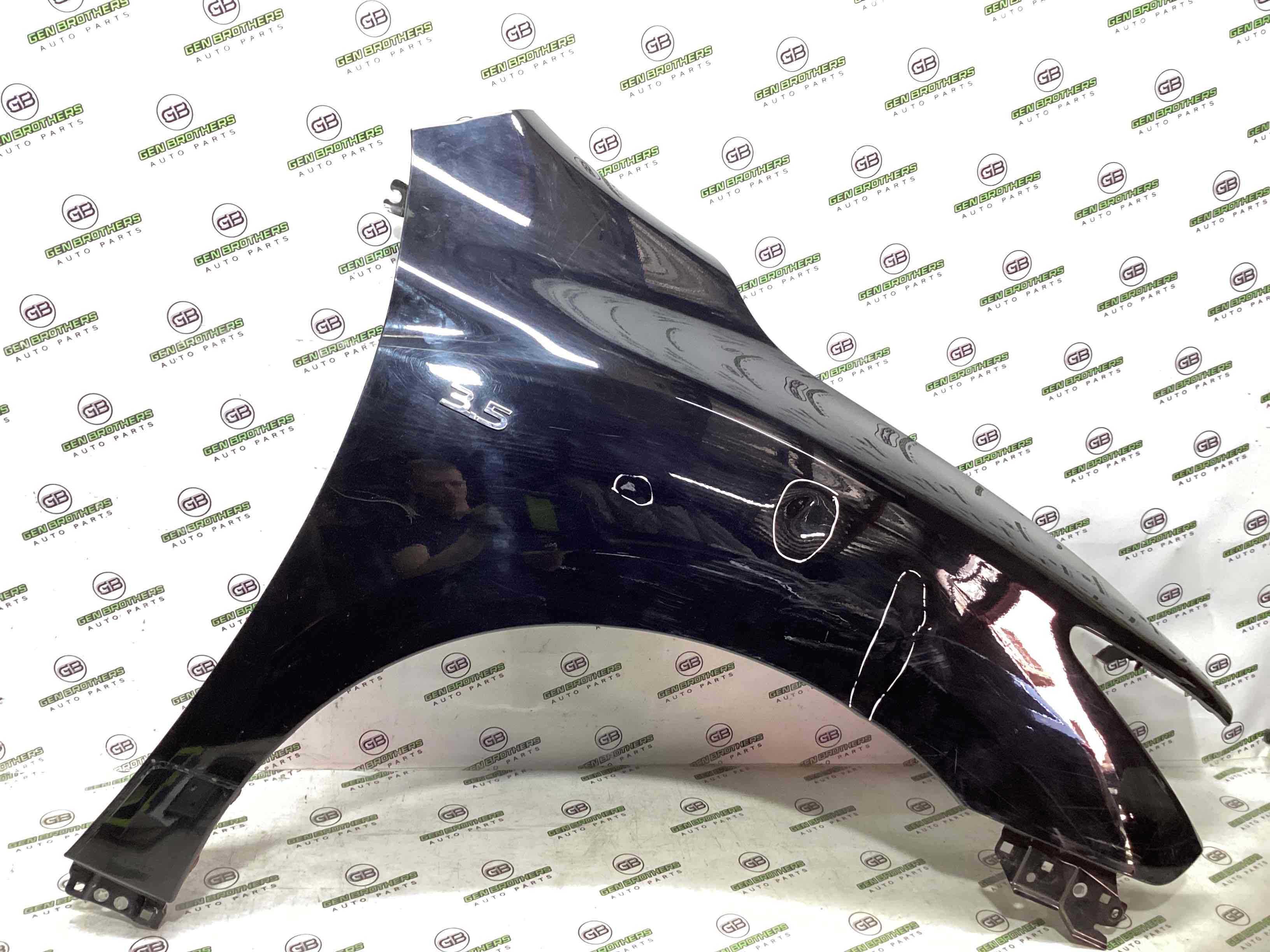 Крило переднє праве