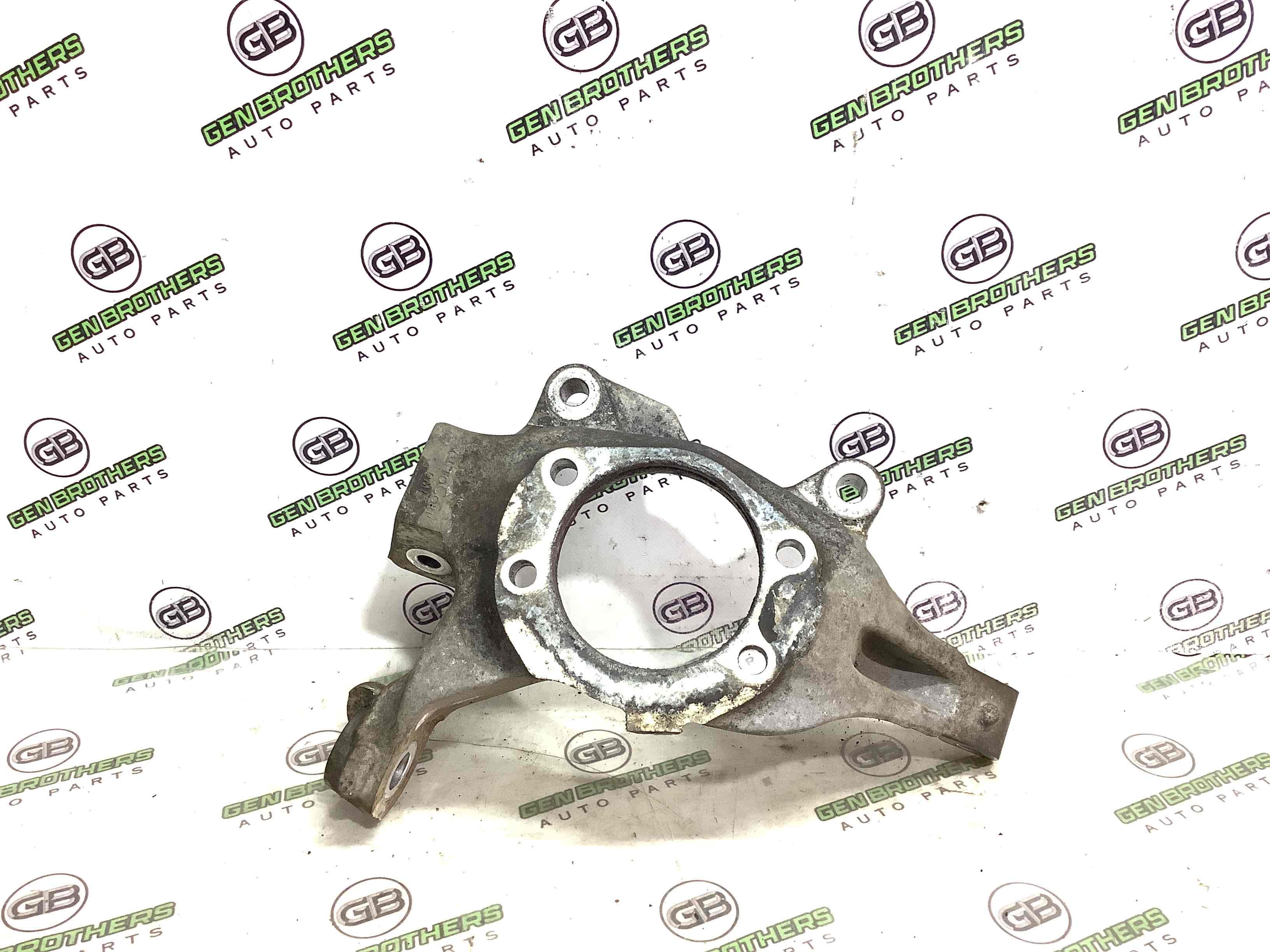 Кулак поворотний лівий