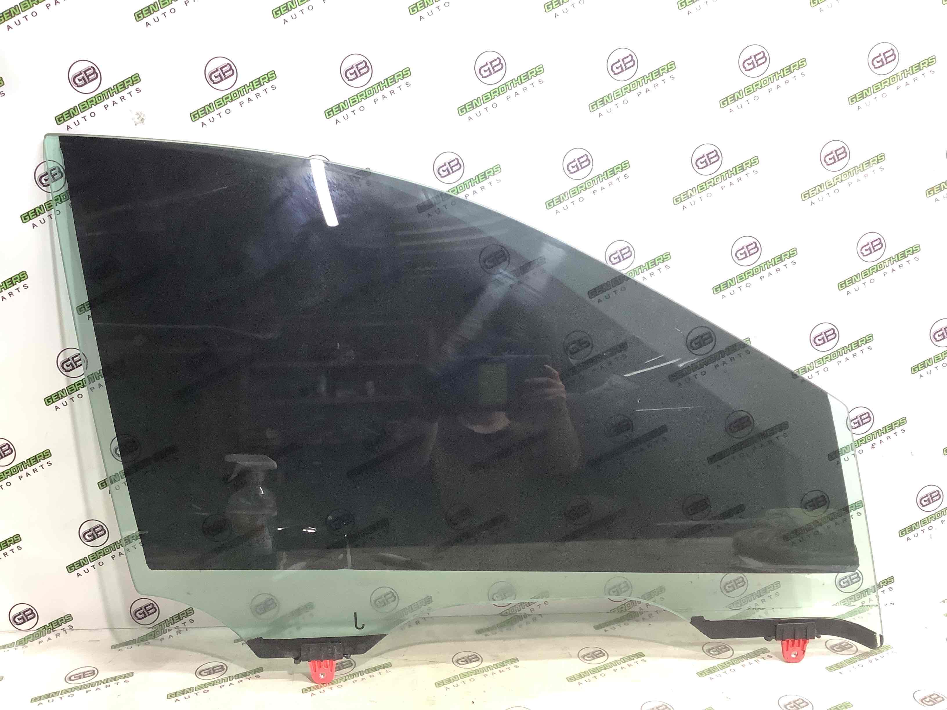 Скло переднє праве