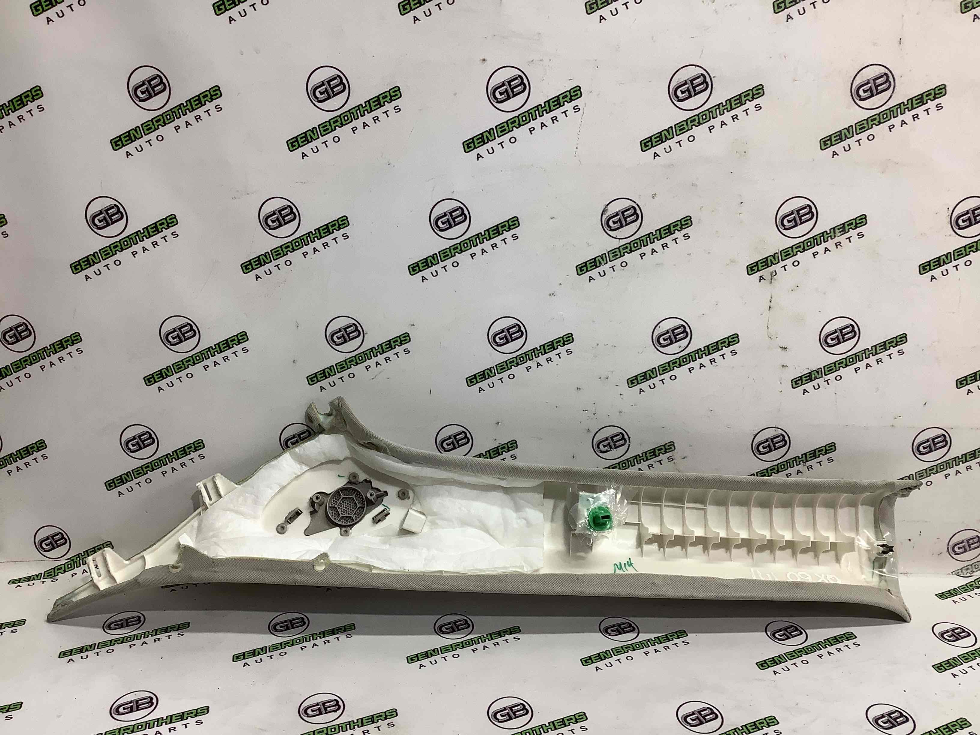 Обшивка передньої стійки права