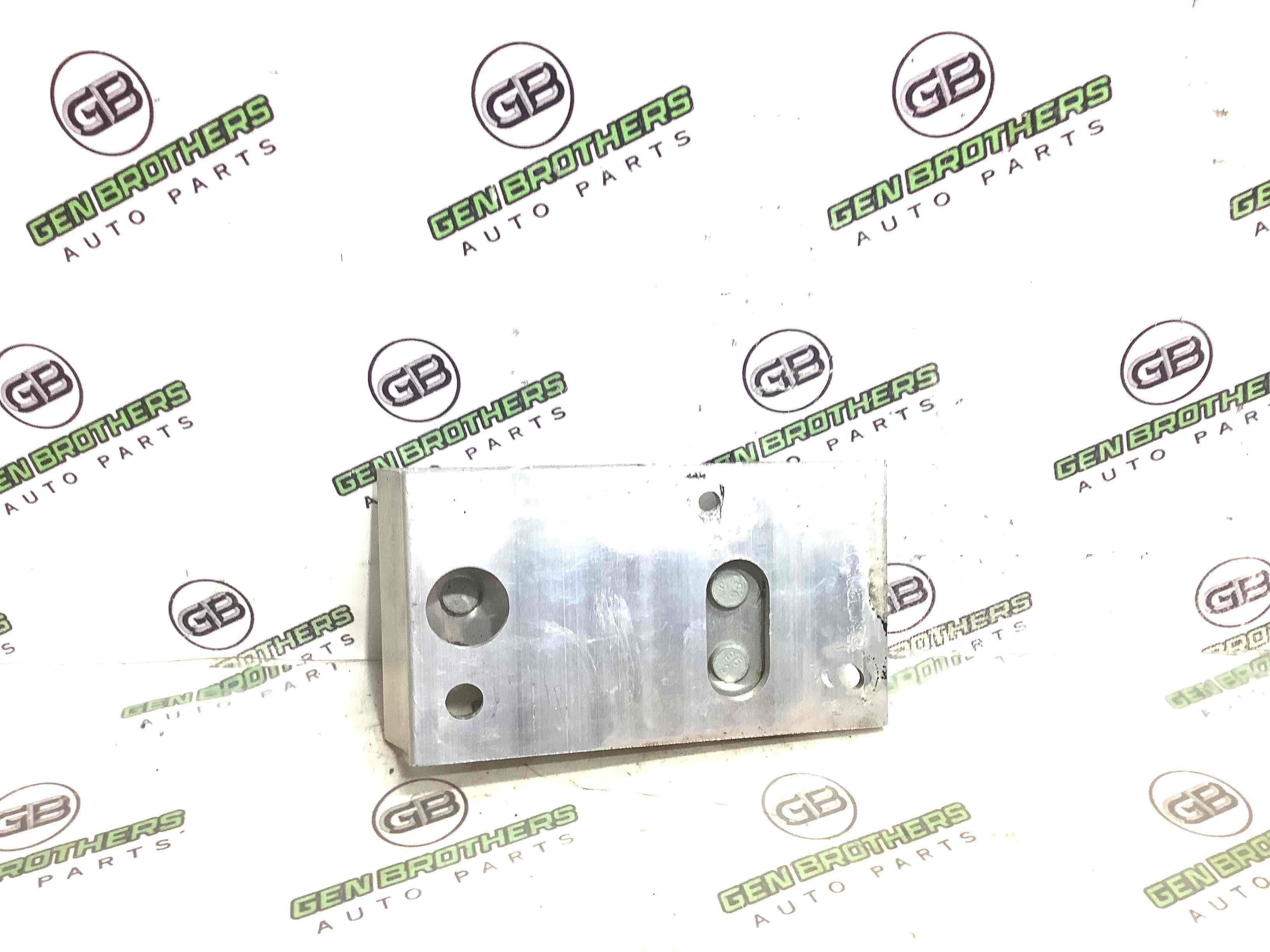 Кронштейн підсилювача бампера