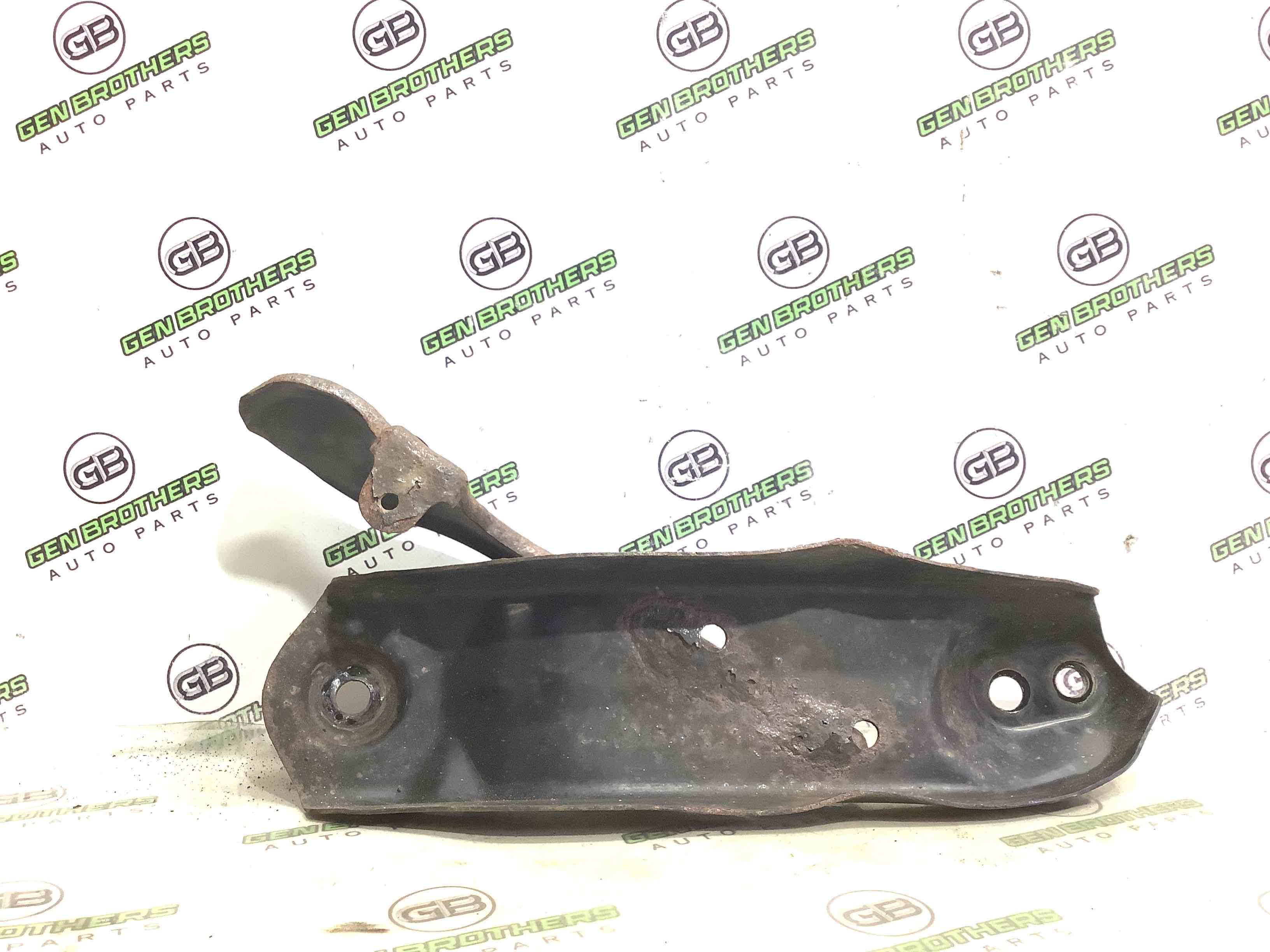 Кронштейн заднього підрамника