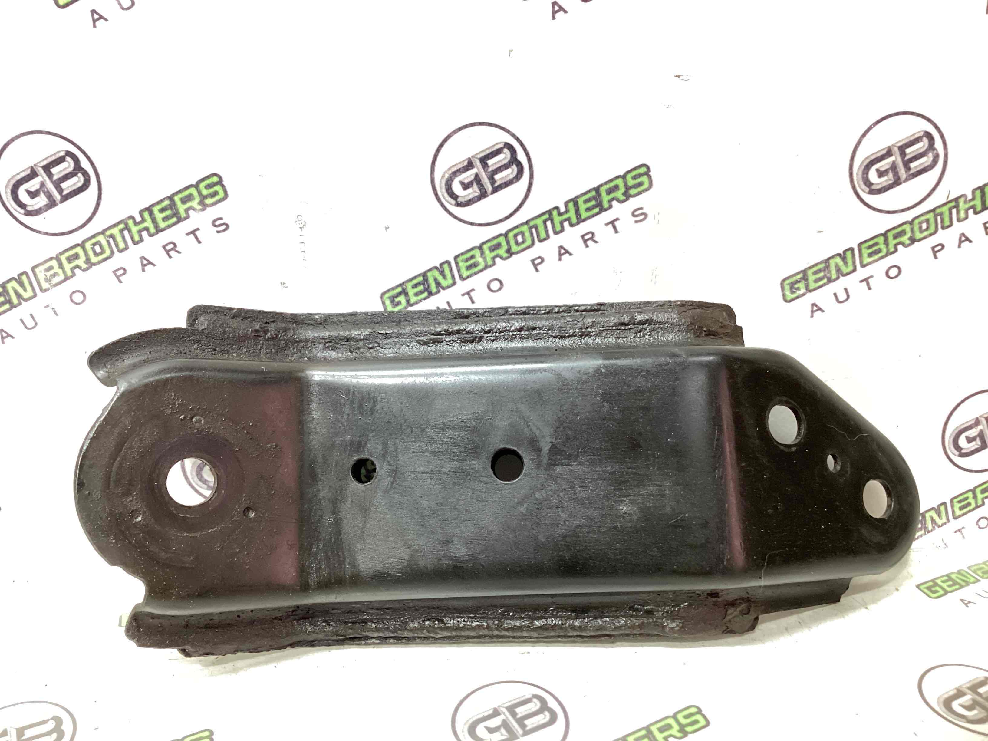 Кронштейн переднього підрамника