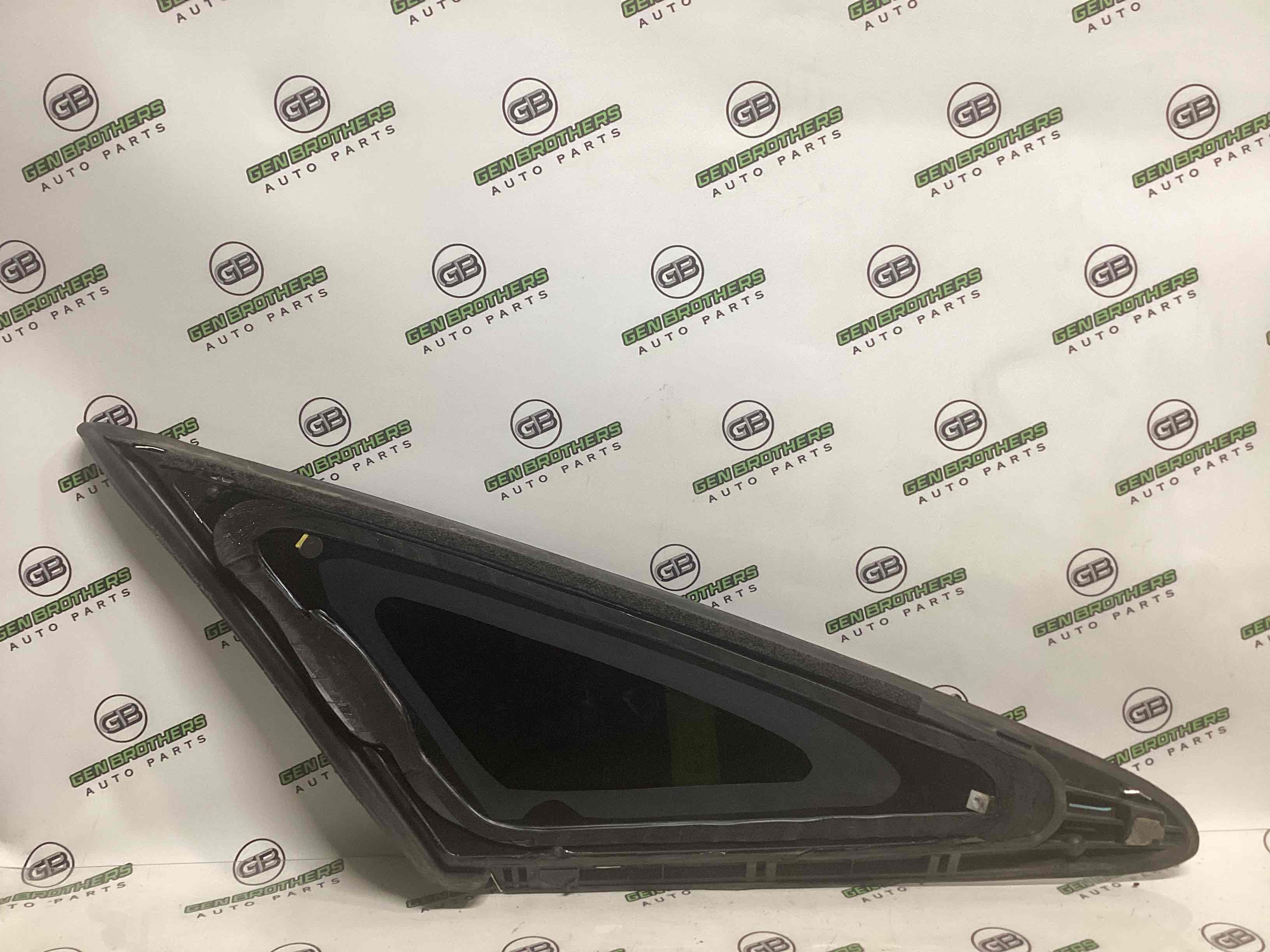 Скло кузовне бічне праве