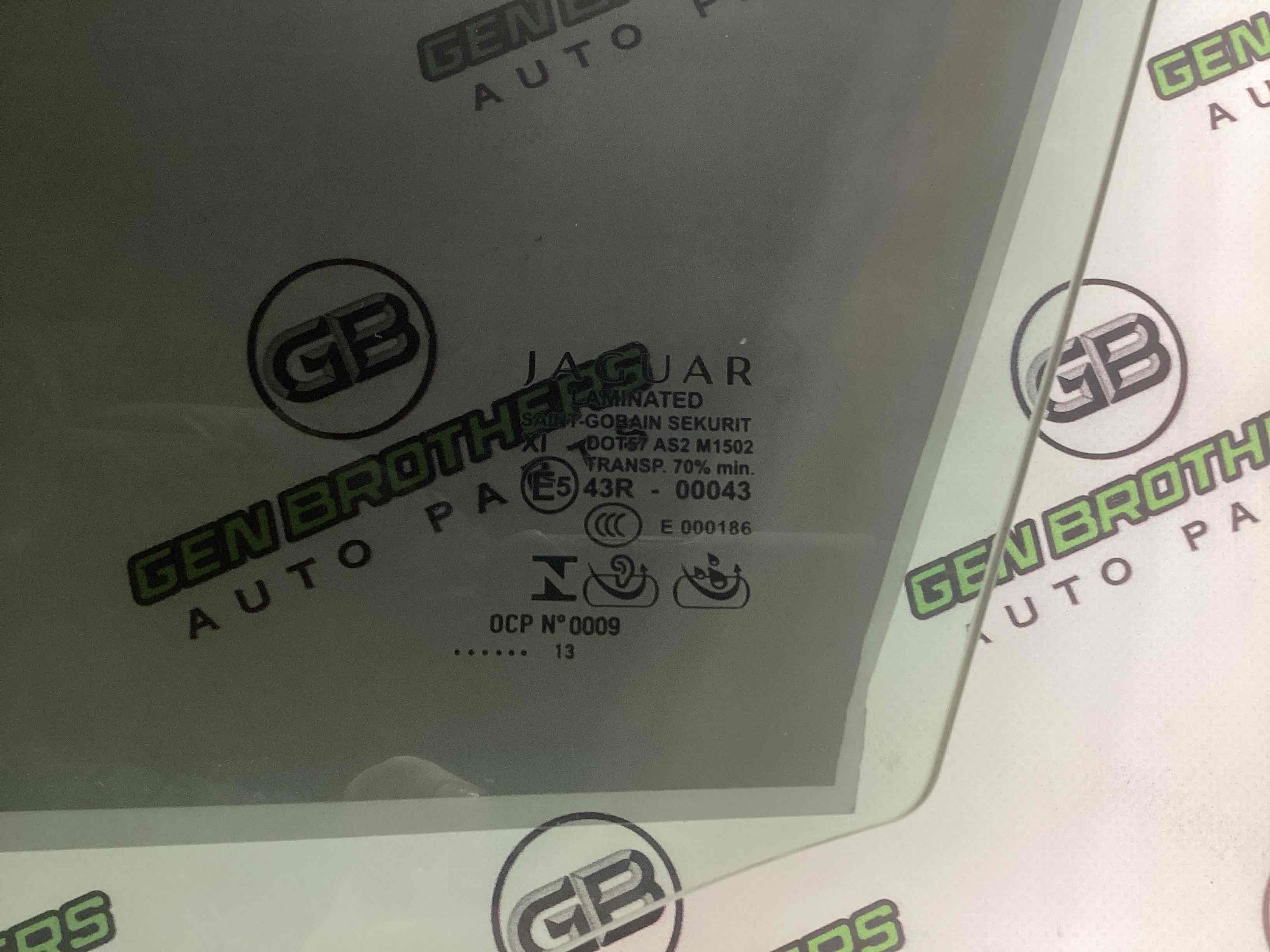 Скло переднє ліве