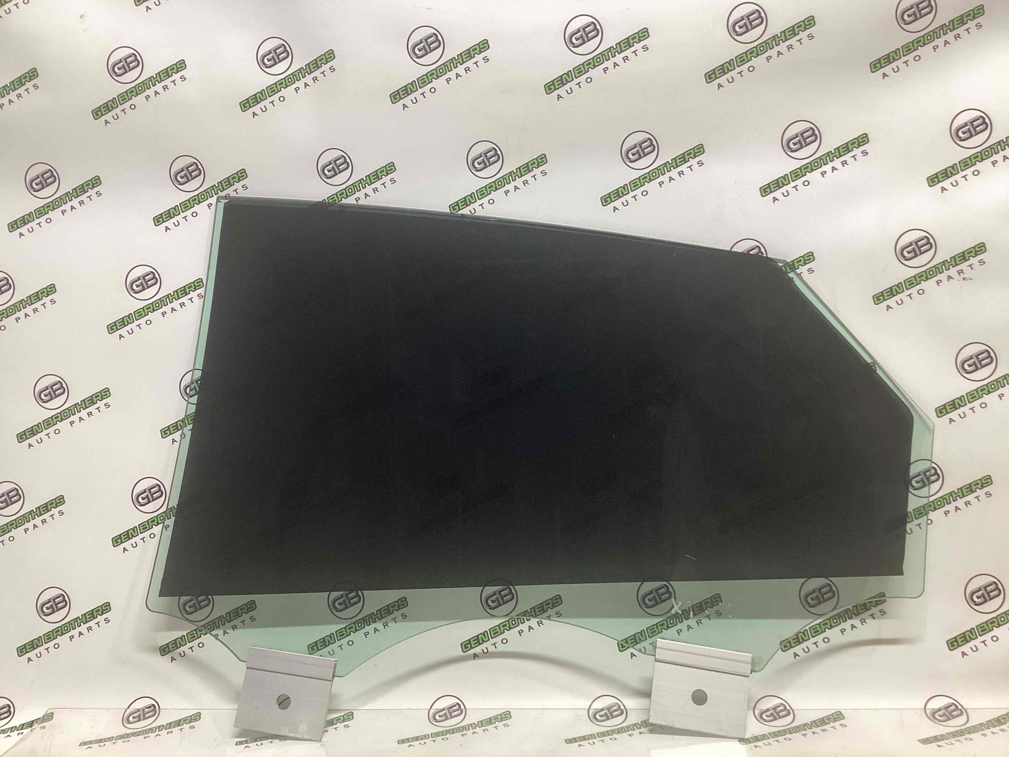 Скло заднє праве