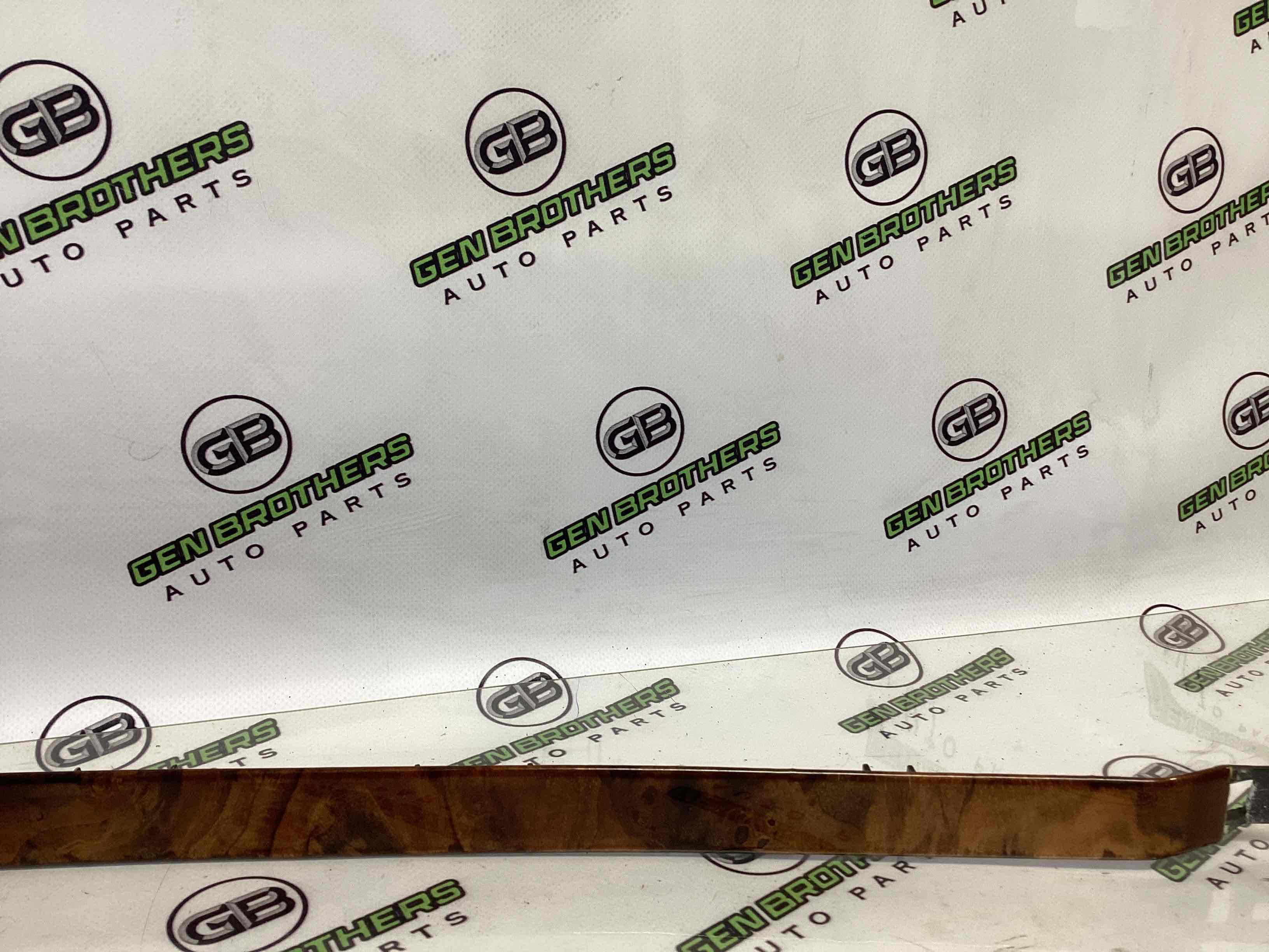 Обшивка панелі приладів торпедо