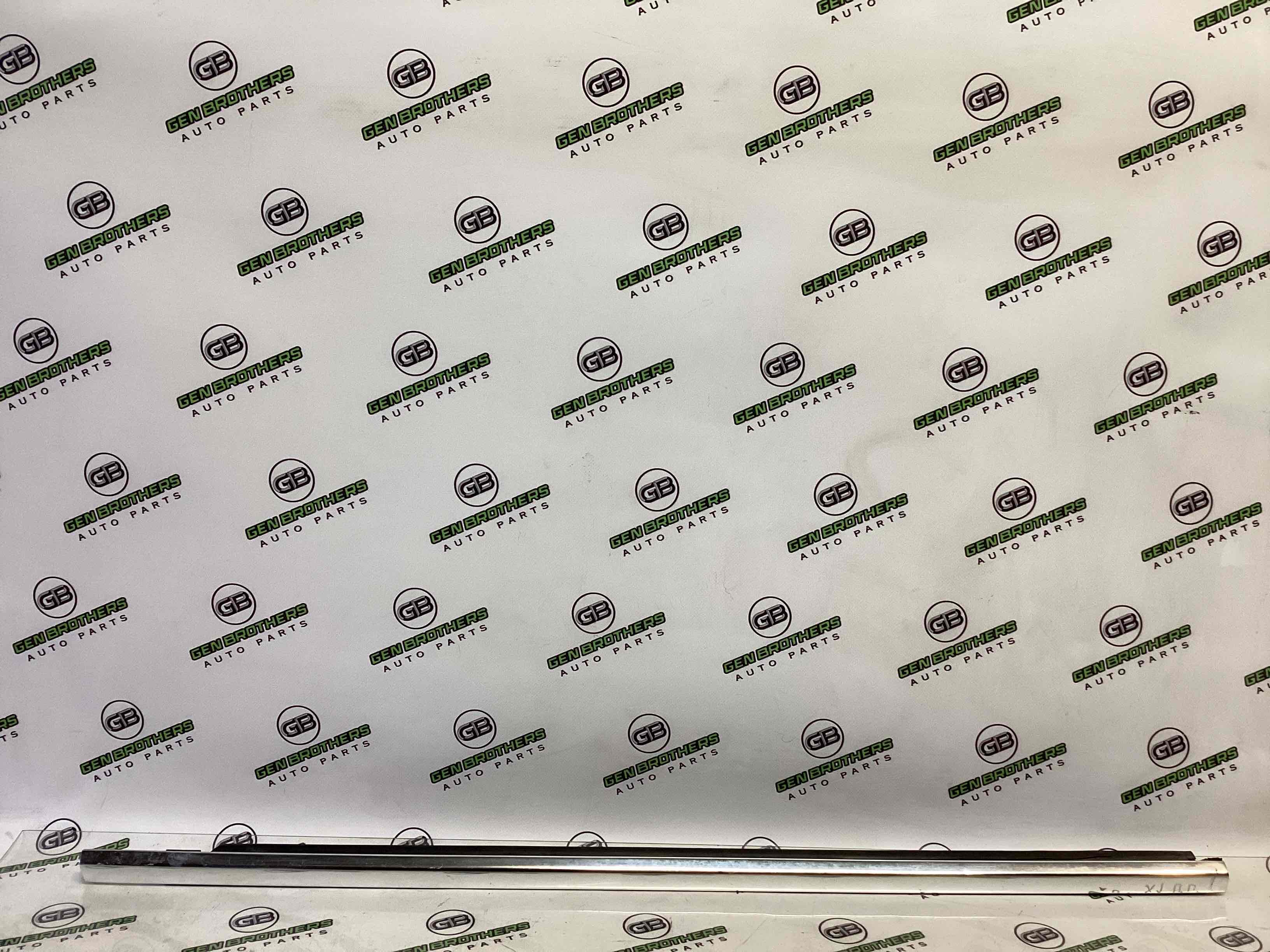 Молдинг двері передньої правої