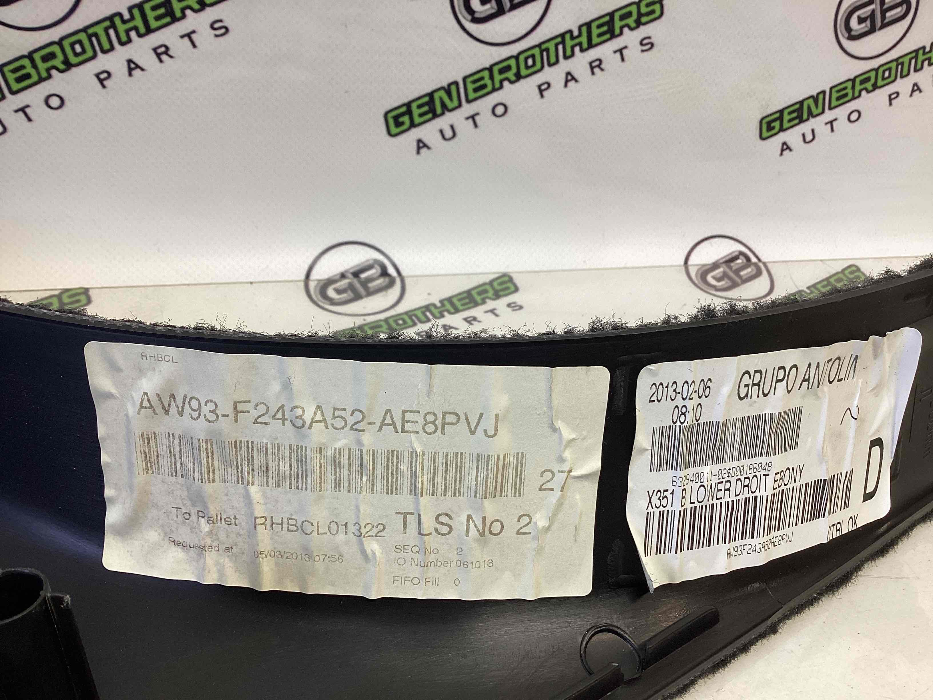 Обшивка центральної стійки права