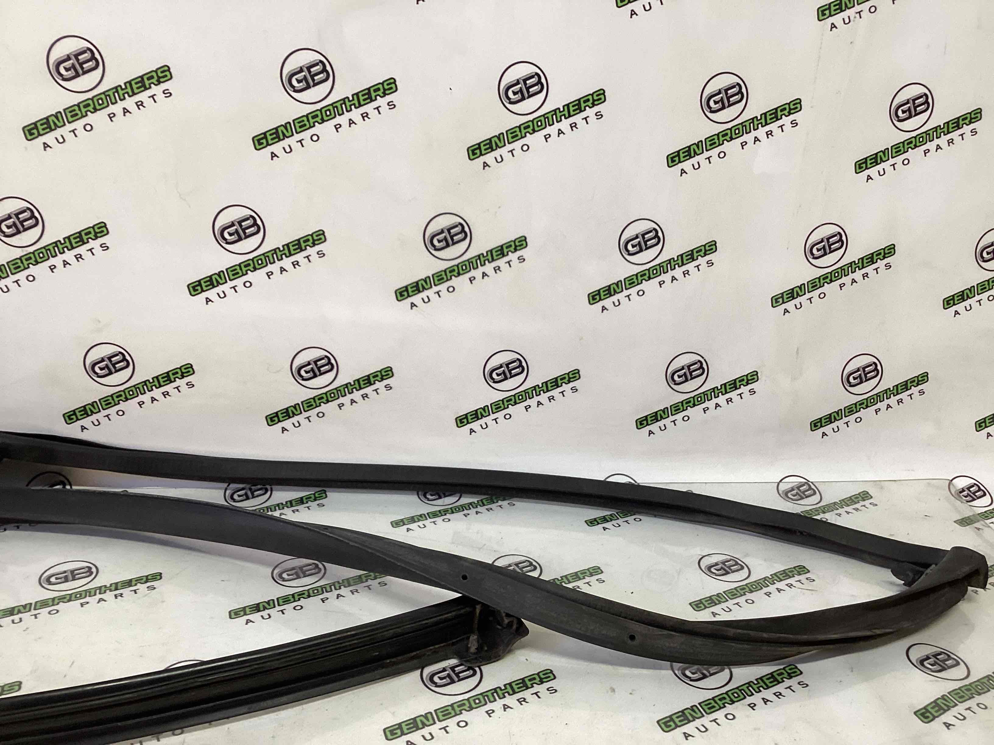 Ущільнювач скла, двері