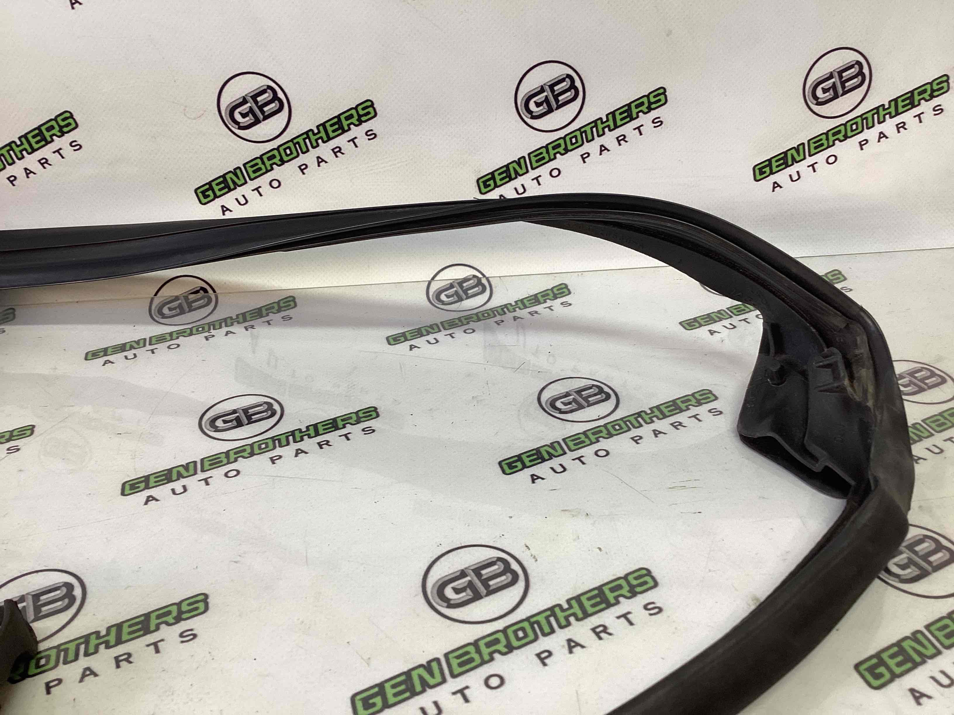 Ущільнювач скла, двері