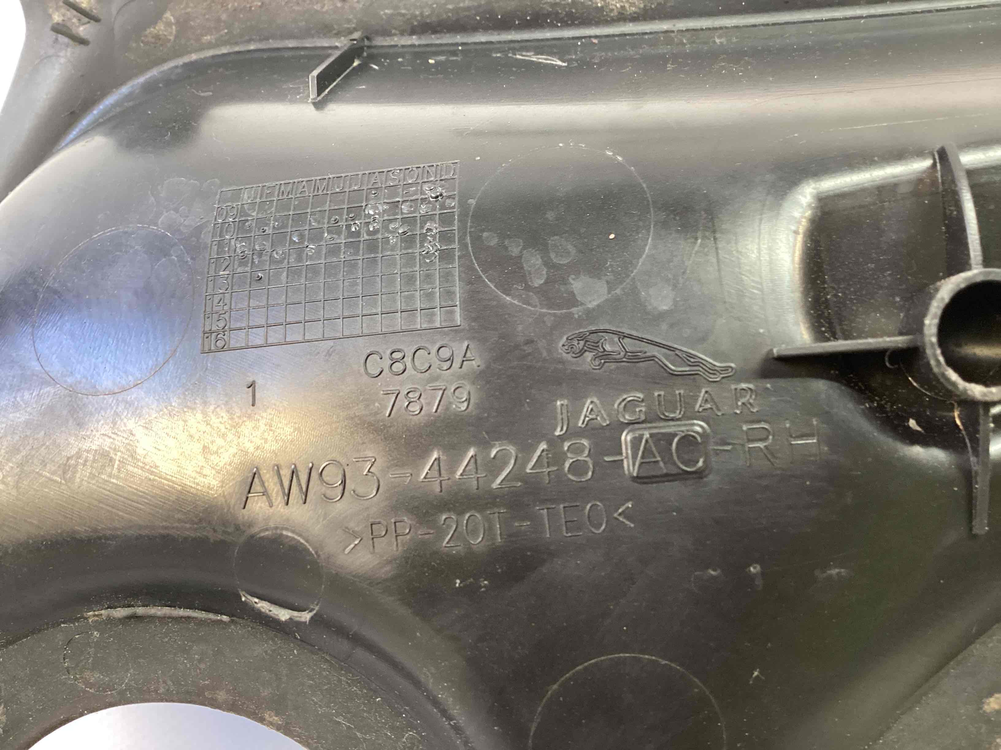 Накладка петлі кришки багажника