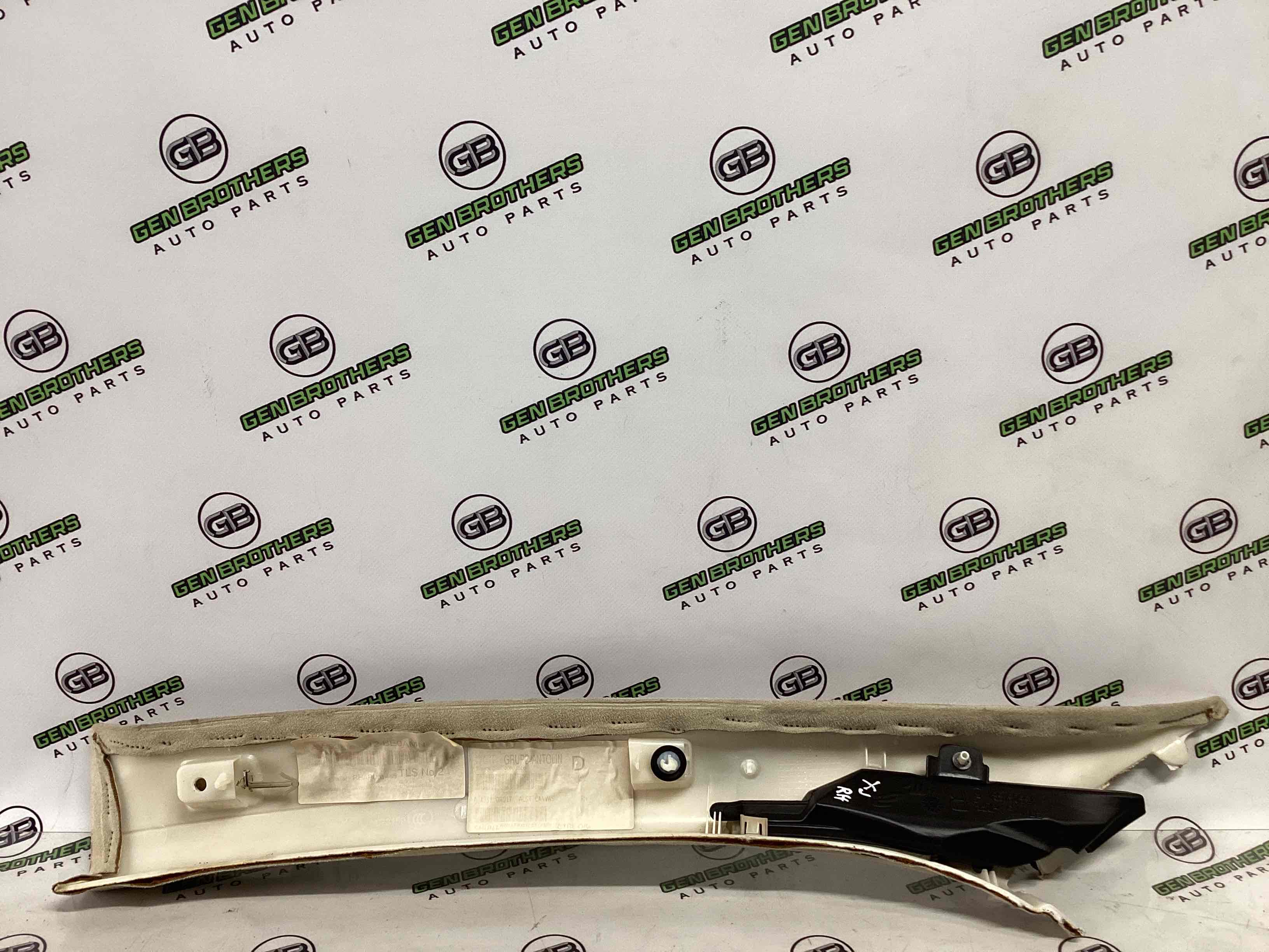 Обшивка передньої стійки права