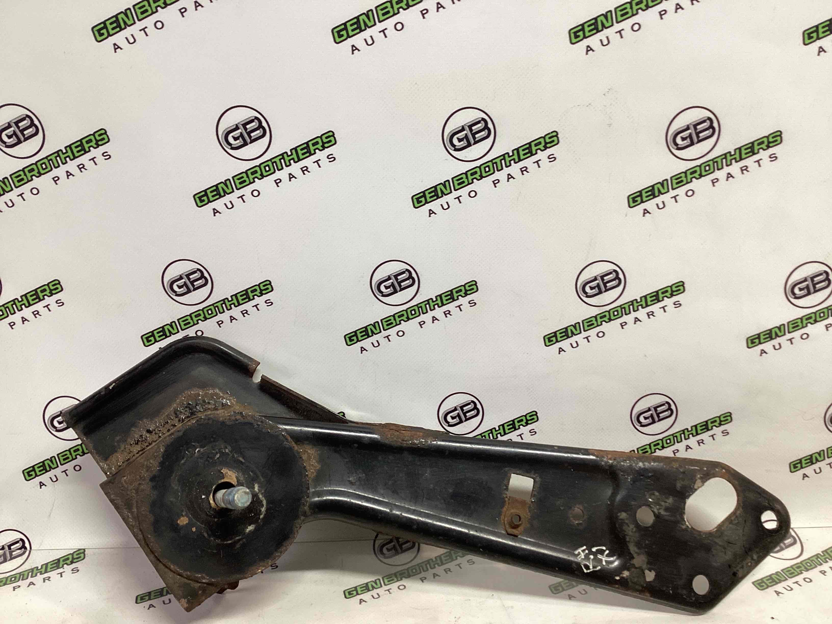 Кронштейн заднього підрамника