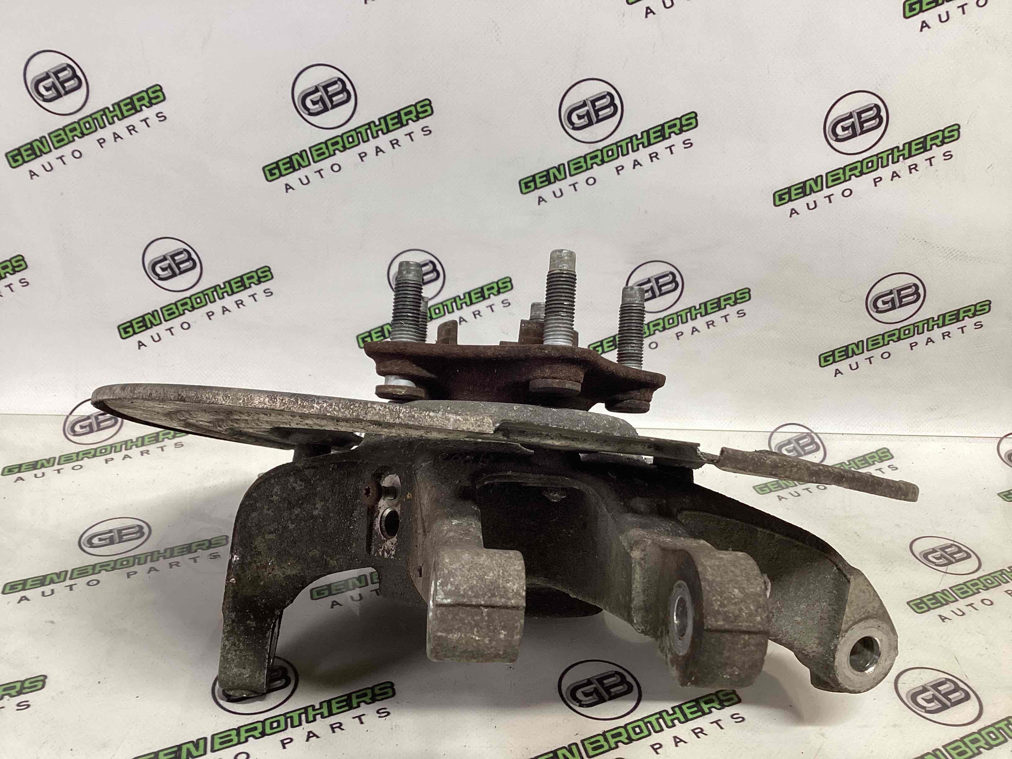 Кулак задній правий