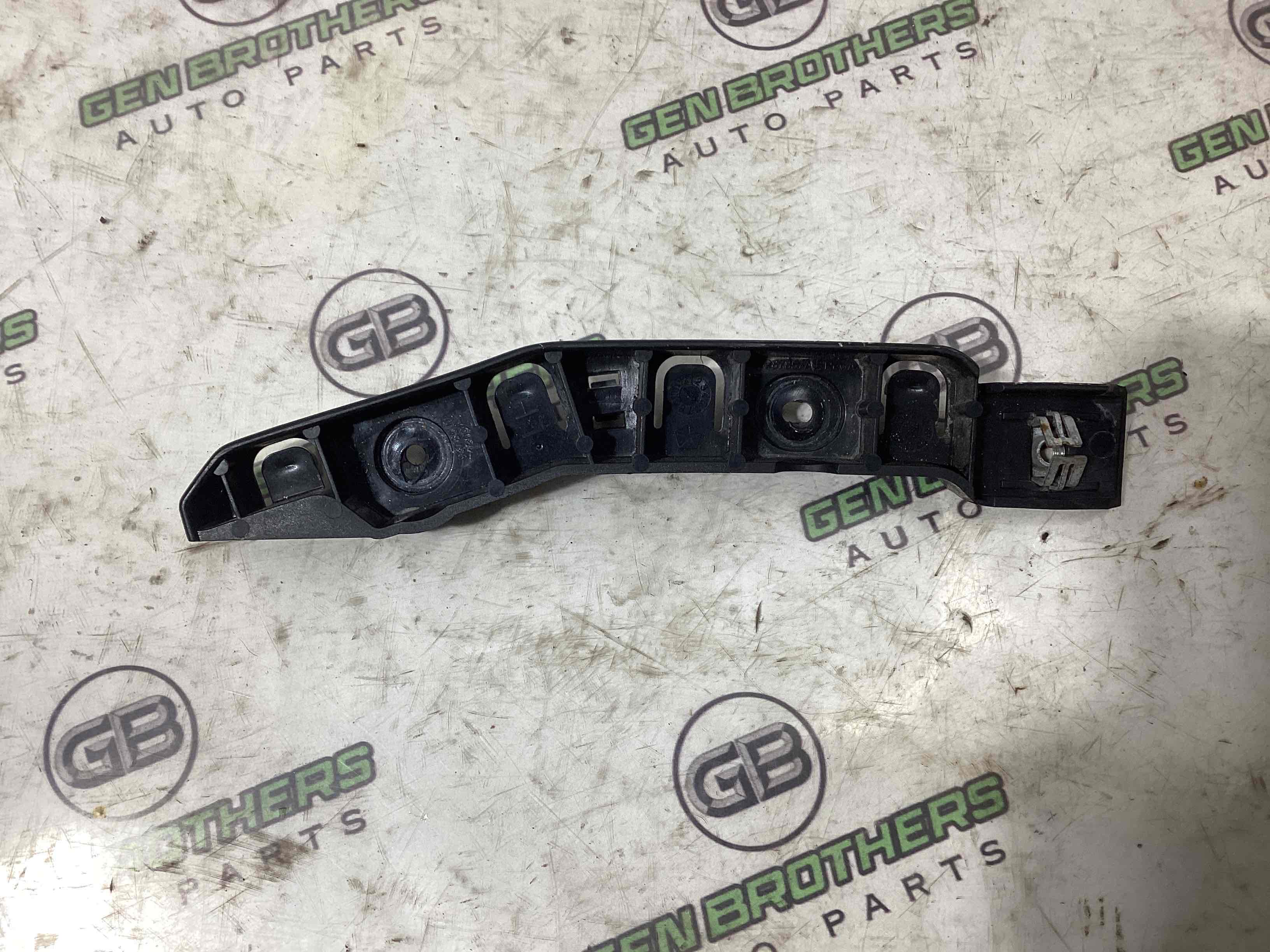 Кріплення переднього бампера праве