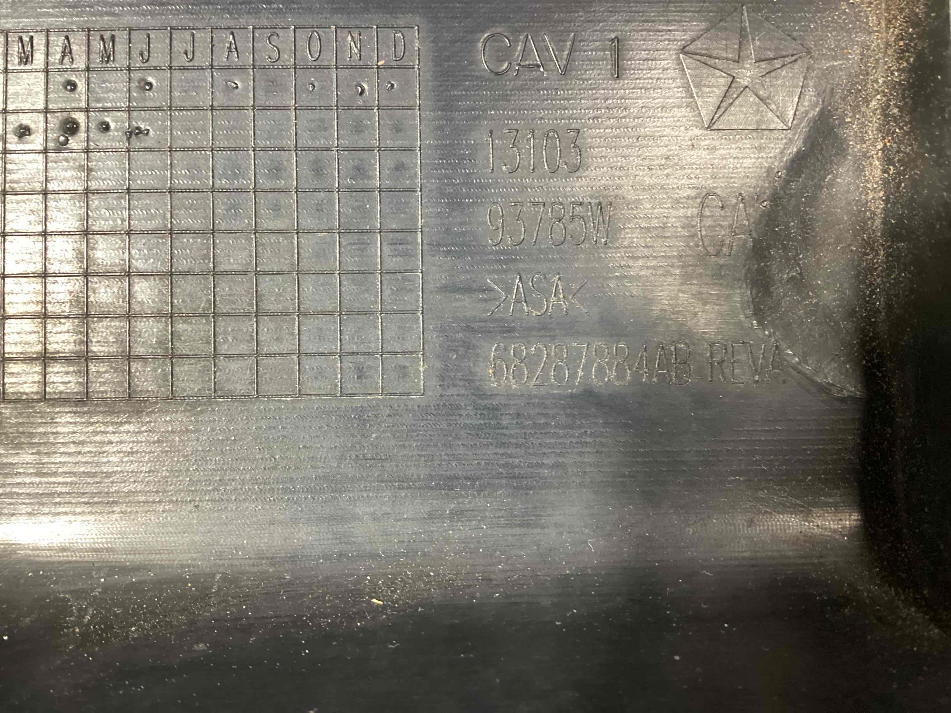 Кріплення заднього бампера центральне