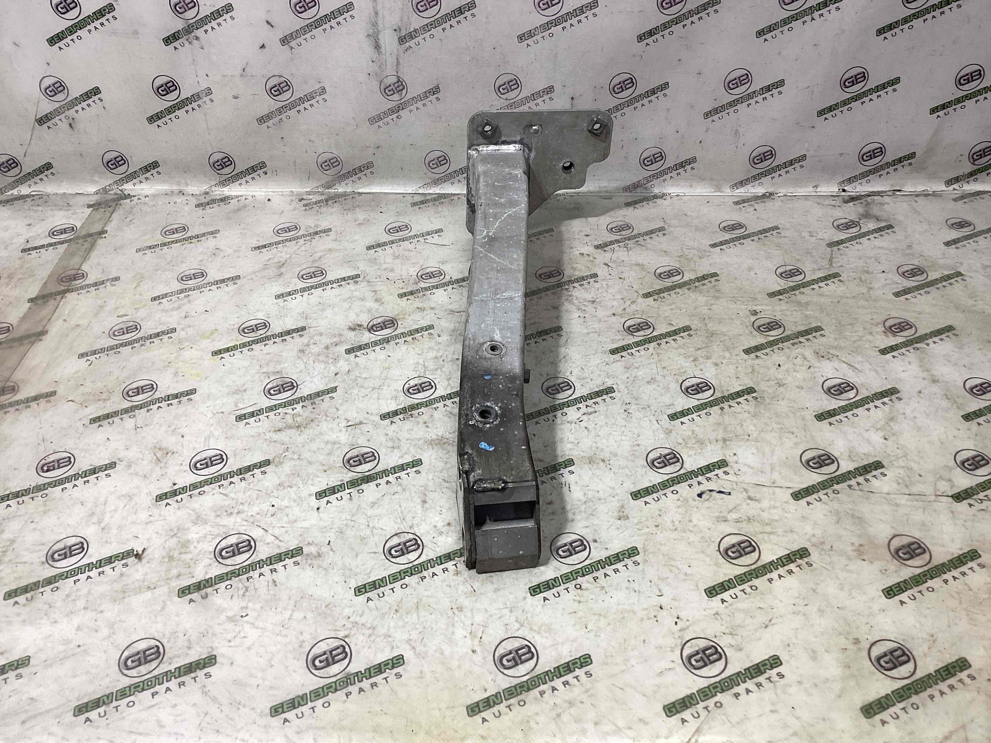 Кронштейн переднього підрамника