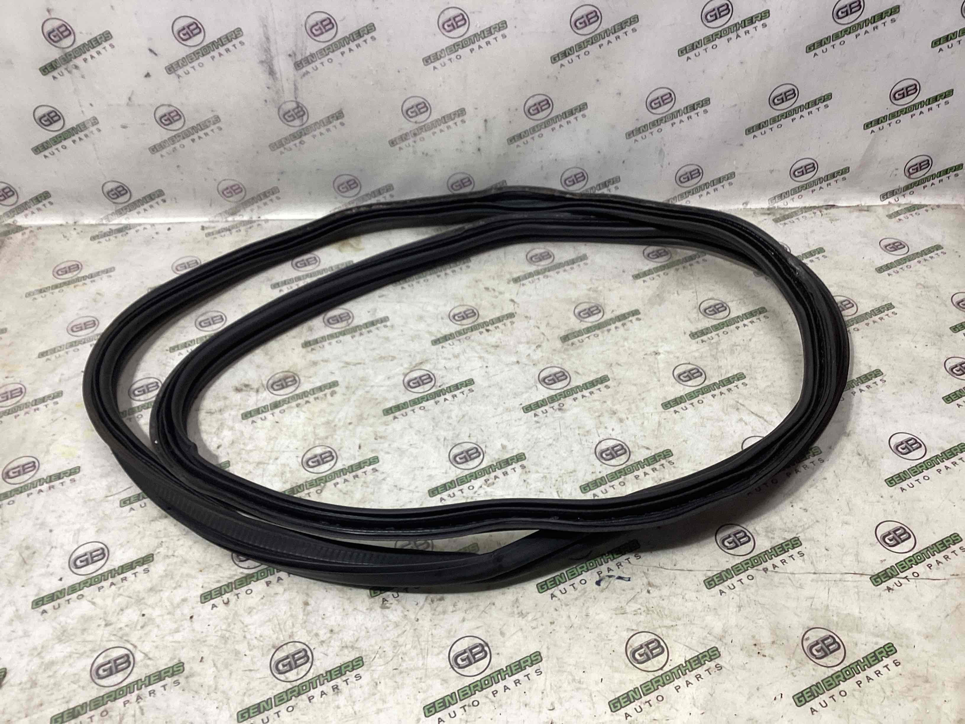 Ущільнювач кришки багажника, двері багажника