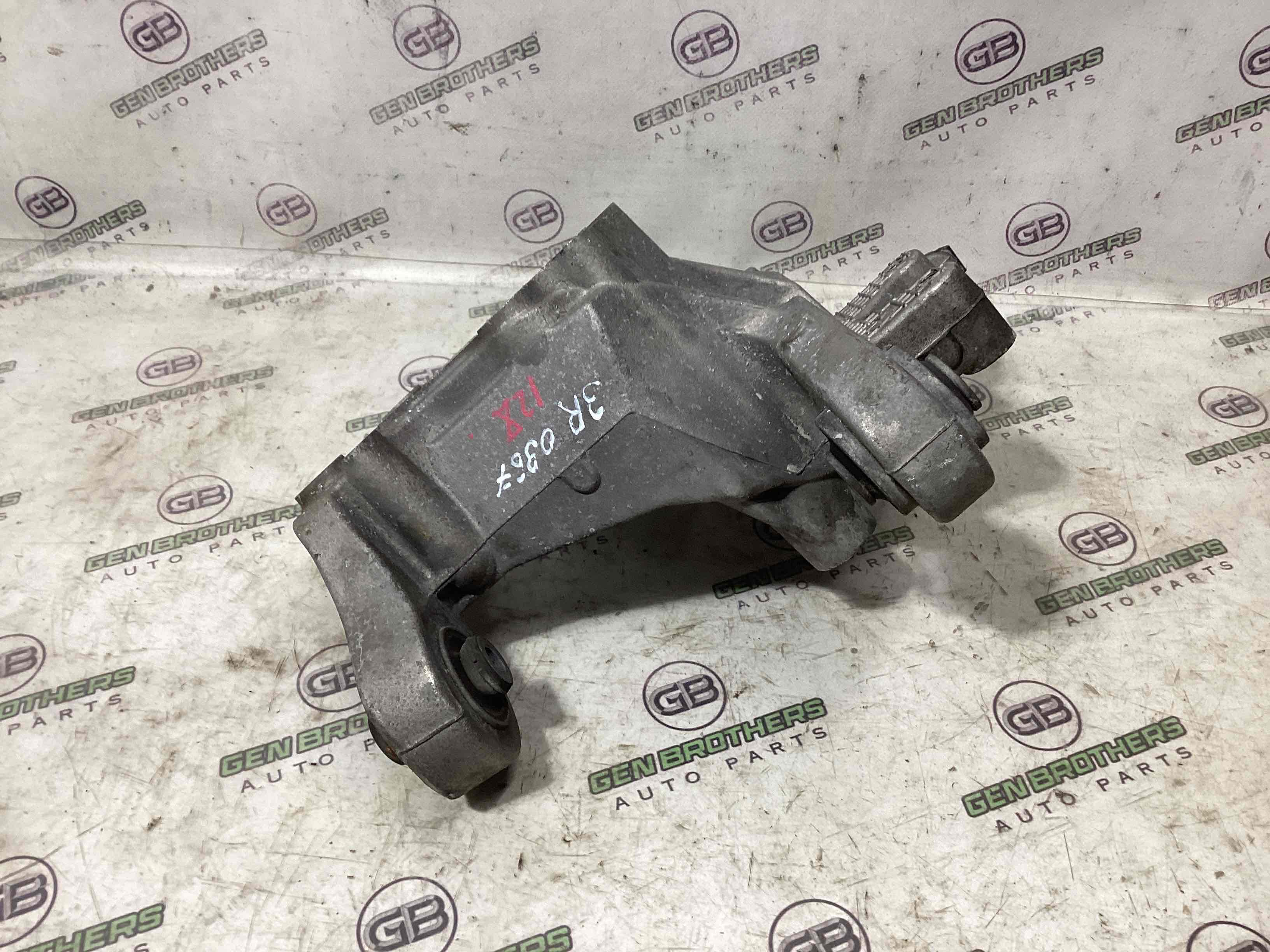 Кулак задній правий