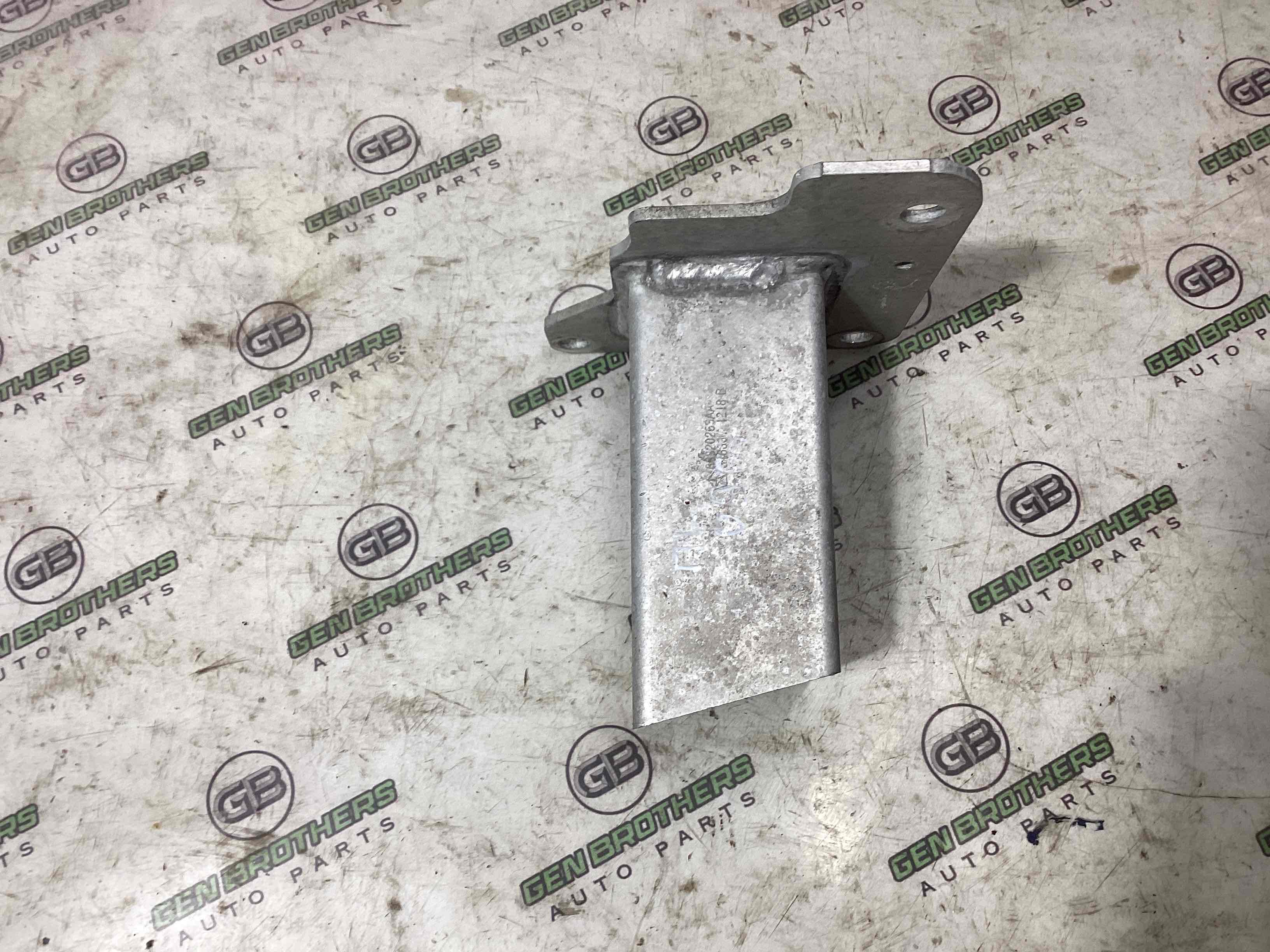 Ікло підсилювача бампера