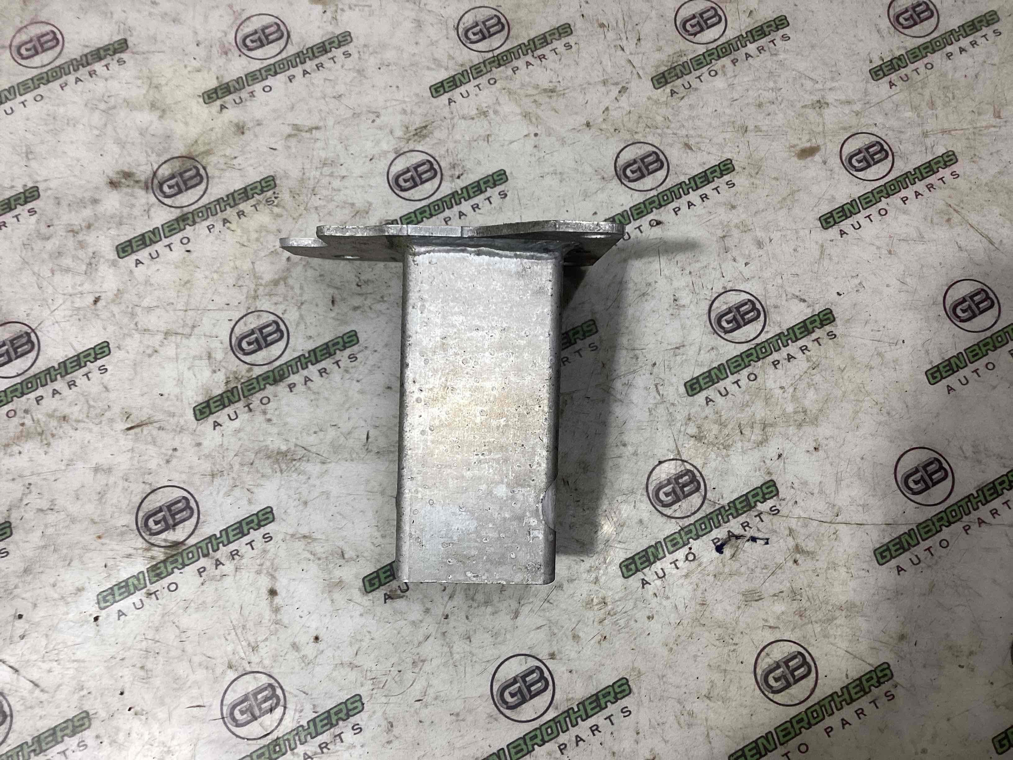 Ікло підсилювача бампера