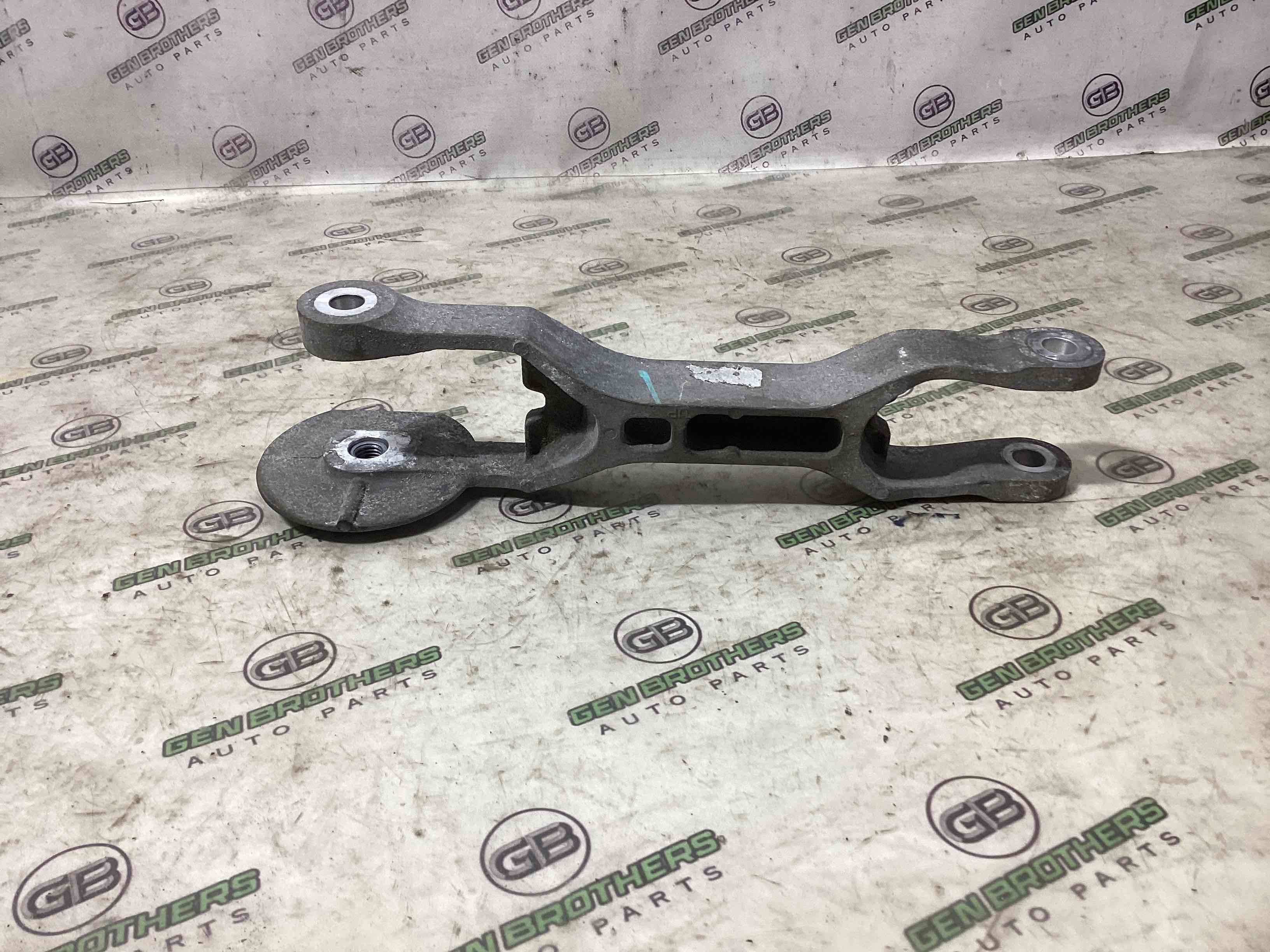 Кронштейн двигуна