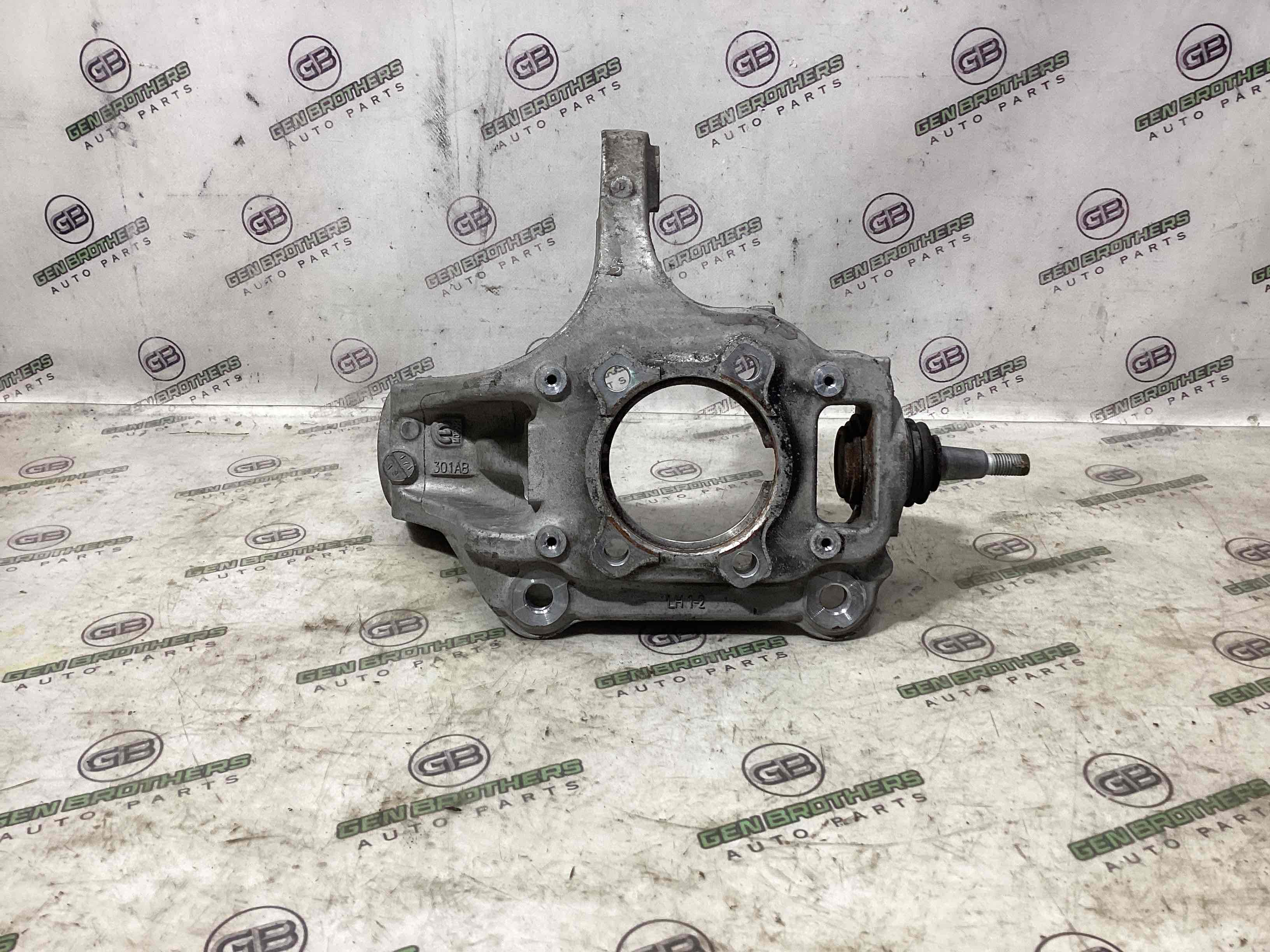 Кулак поворотний лівий