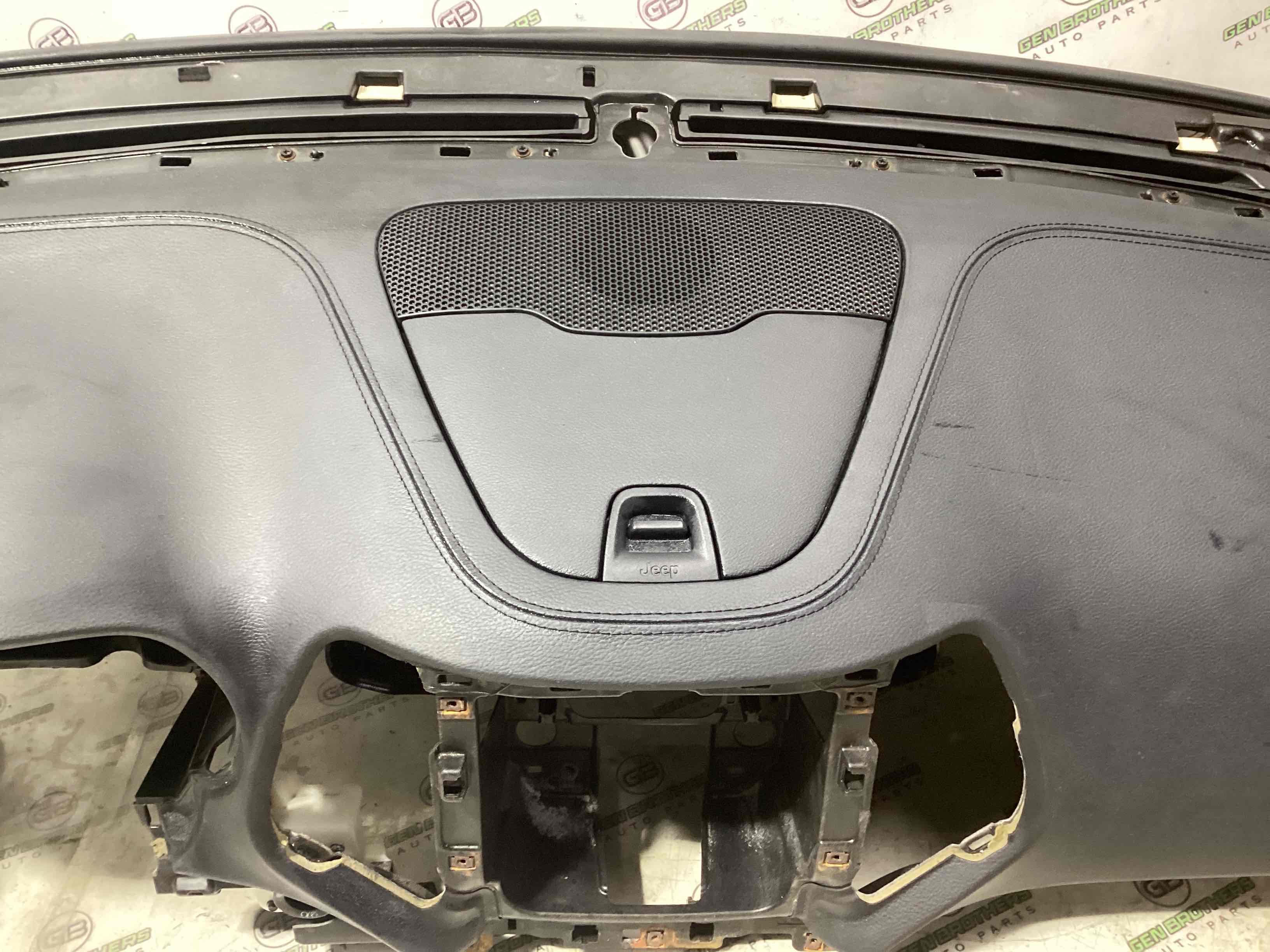 Панель передня салону торпедо