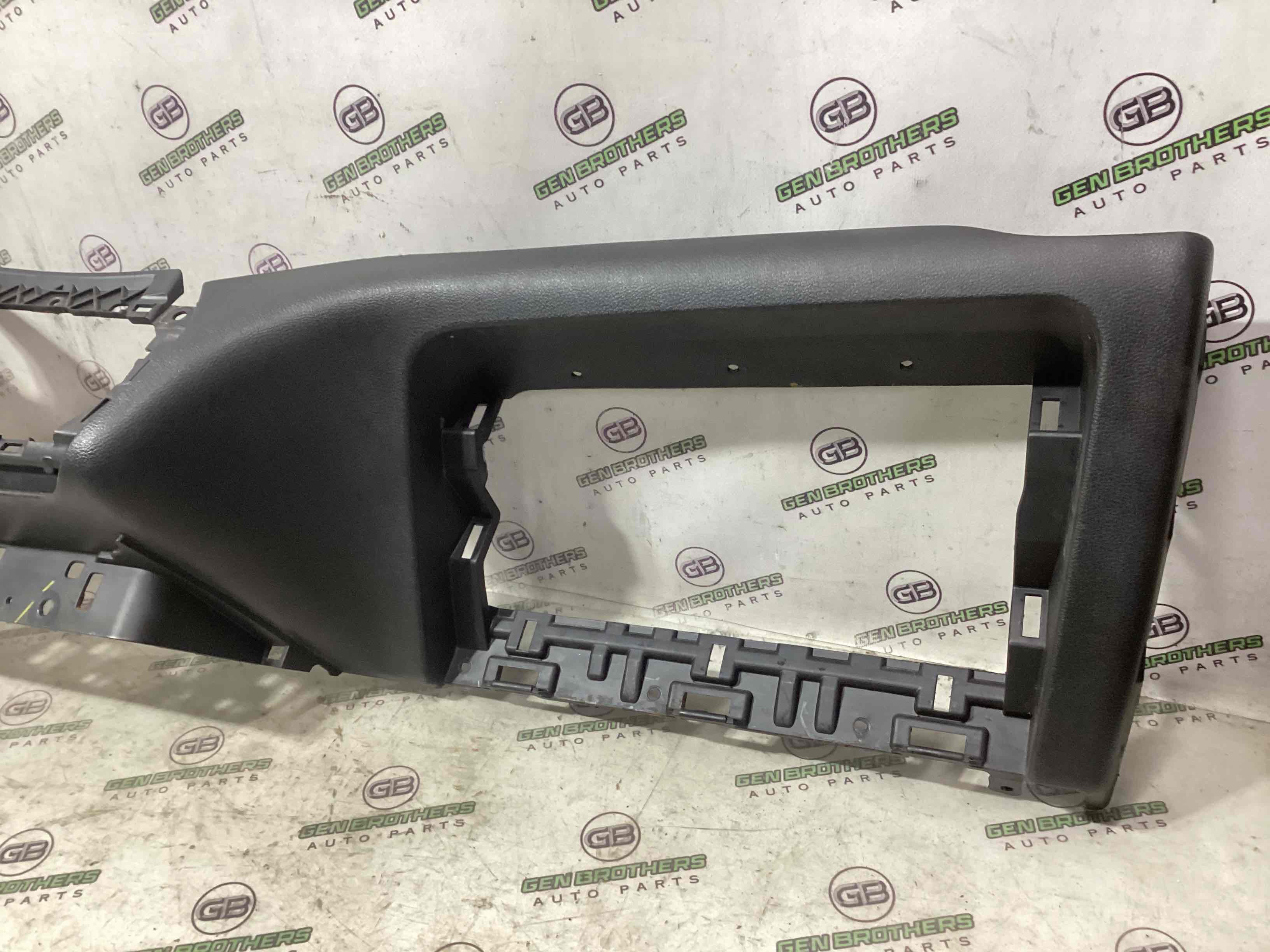 Обшивка панелі приладів торпедо