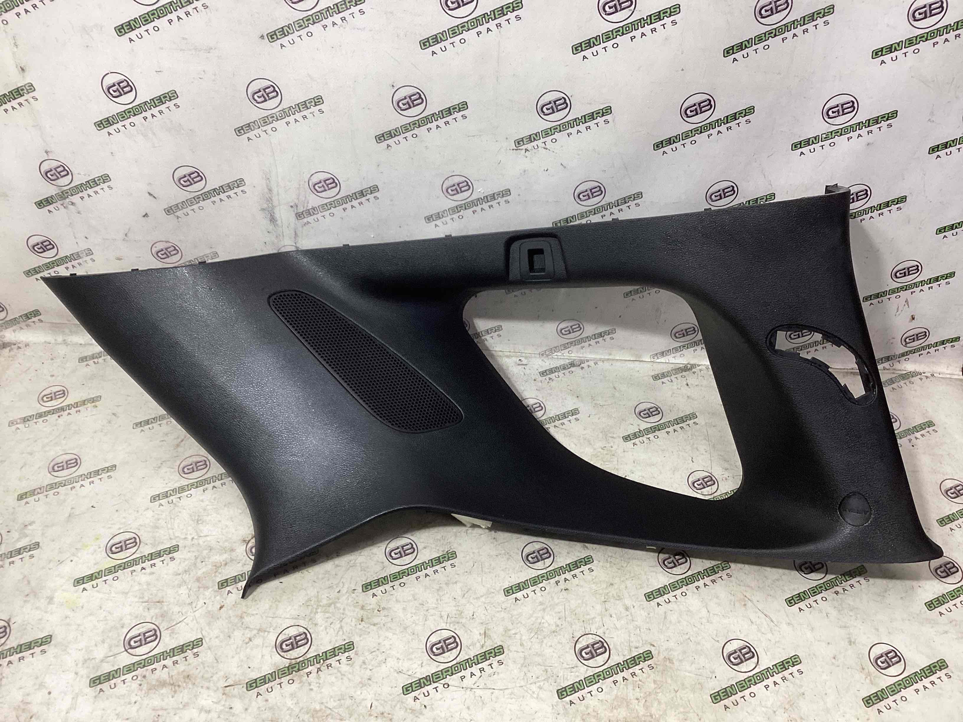 Обшивка задньої стійки права