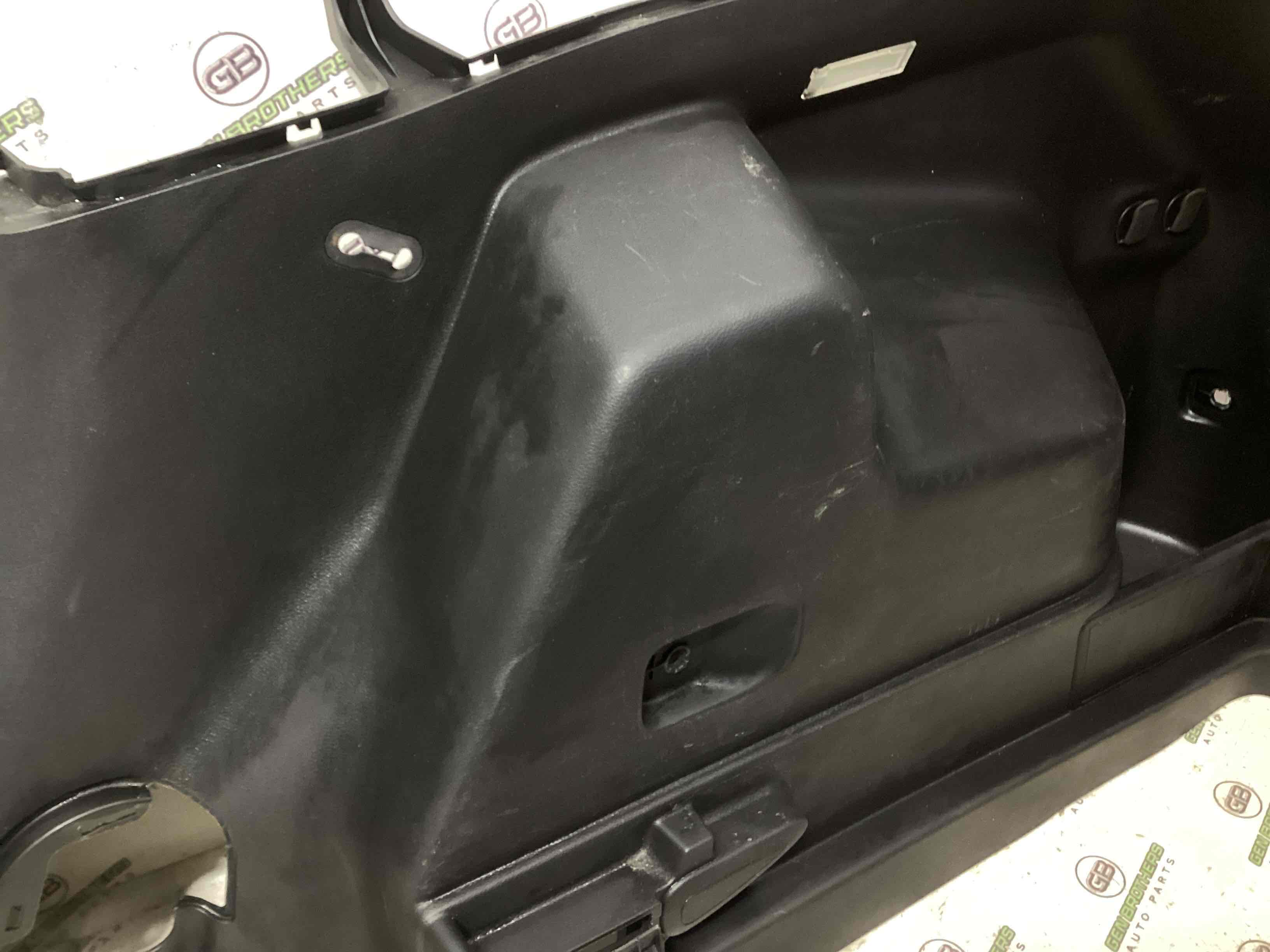 Елементи оздоблення багажника