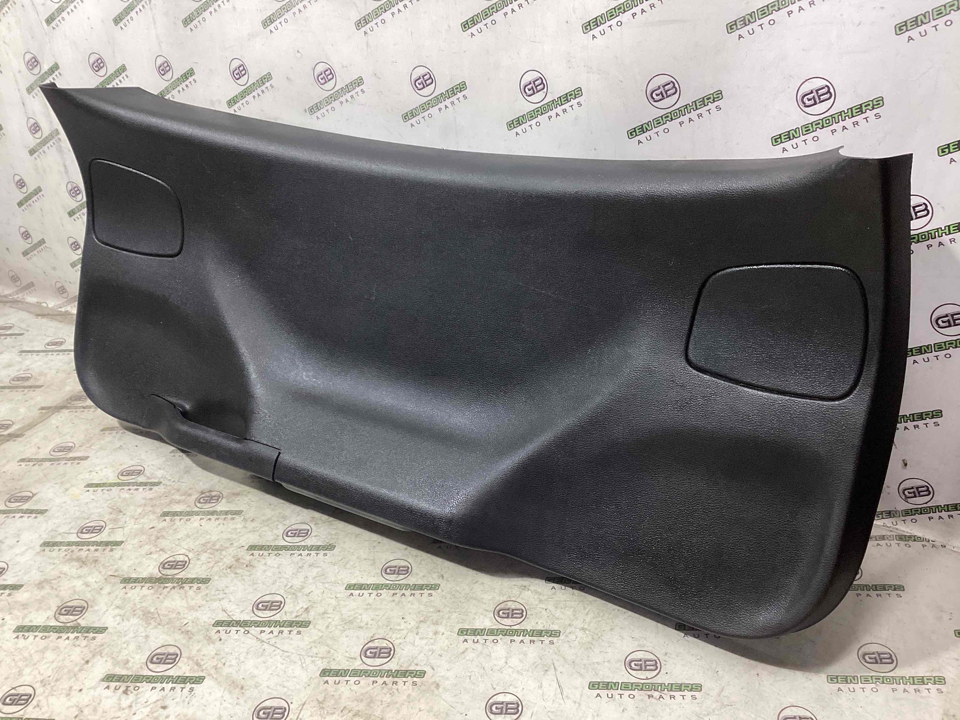 Обшивка кришки багажника