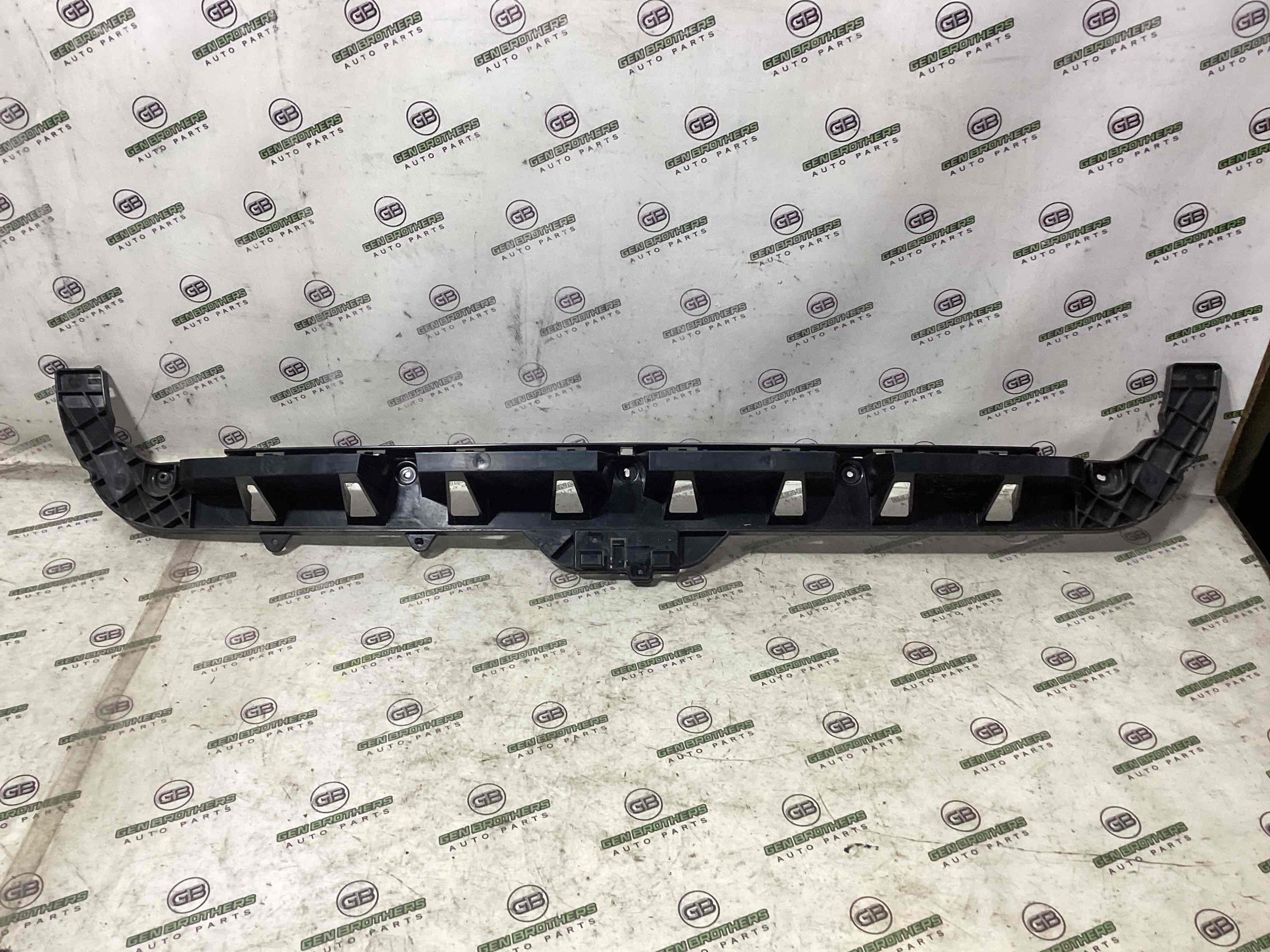 Кріплення заднього бампера центральне