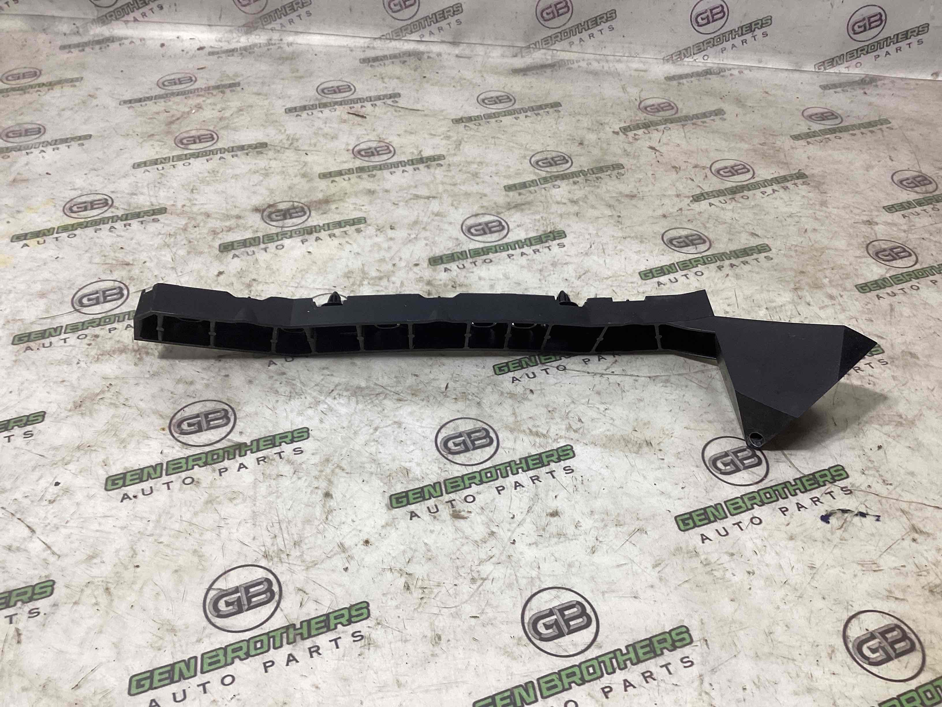 Кріплення заднього бампера праве