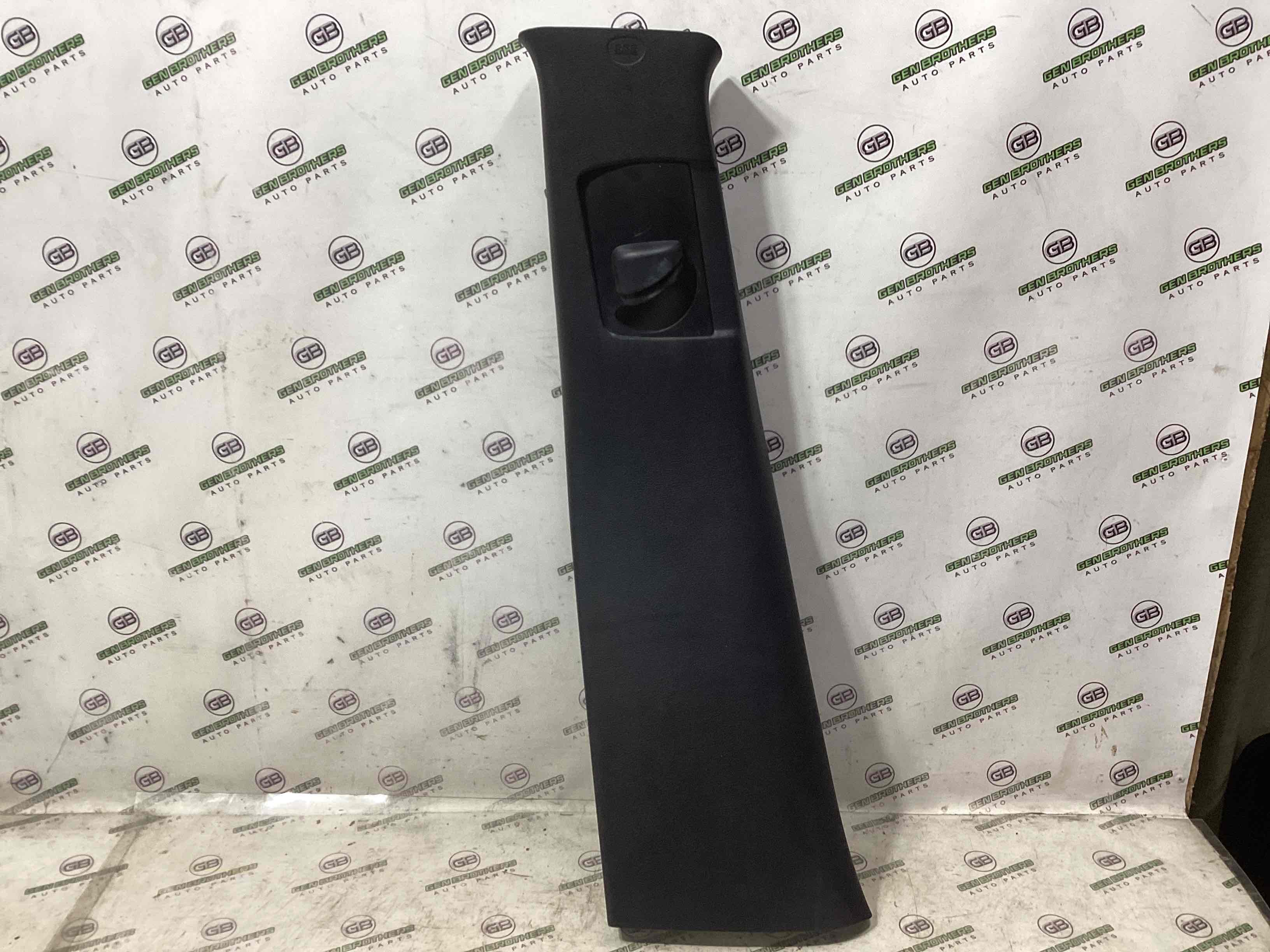 Обшивка центральної стійки ліва